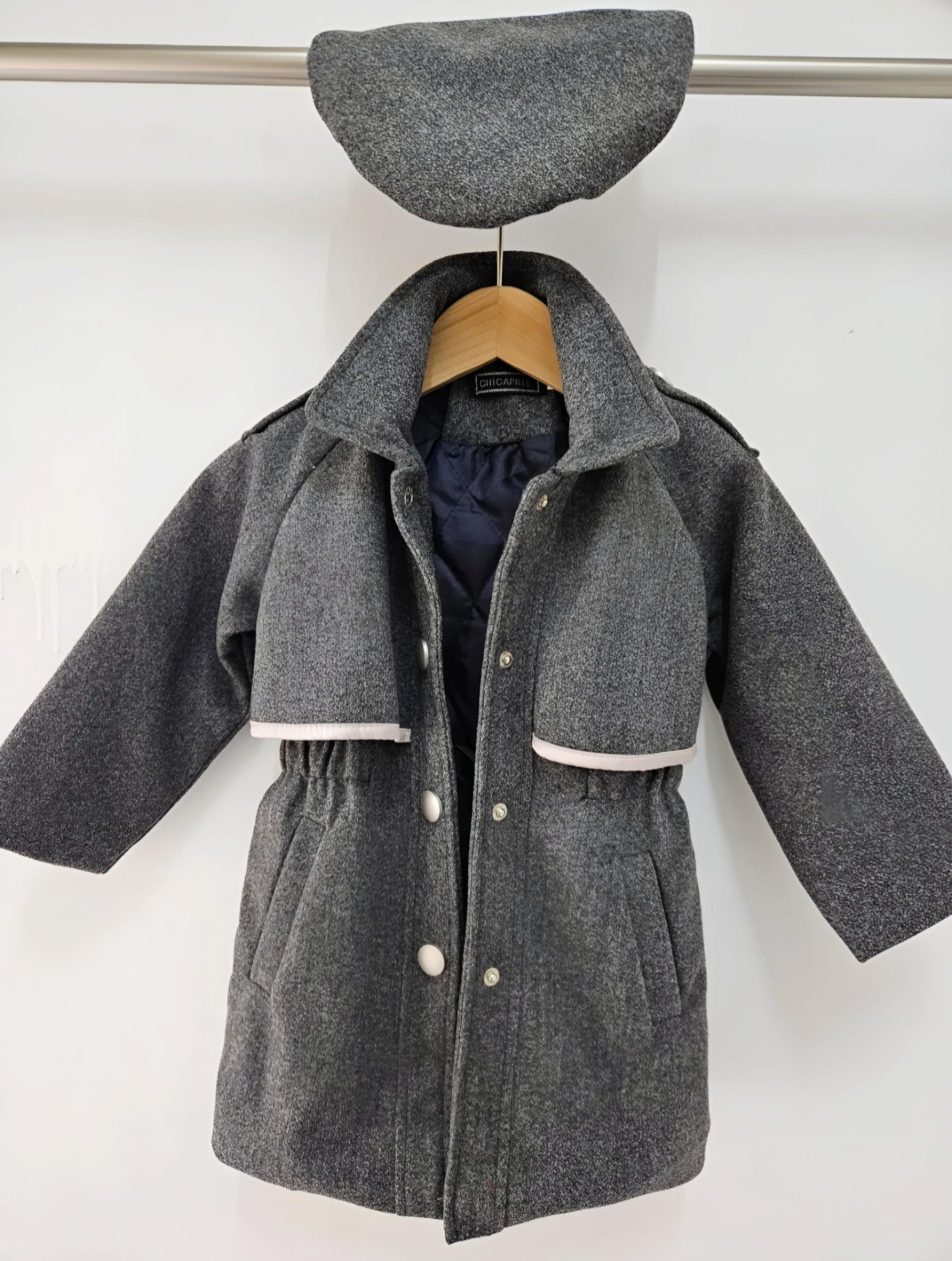 Grossiste Chicaprie - Manteau Uni Manches Longues Avec Fermeture Boutons Chic Et Béret Fille
