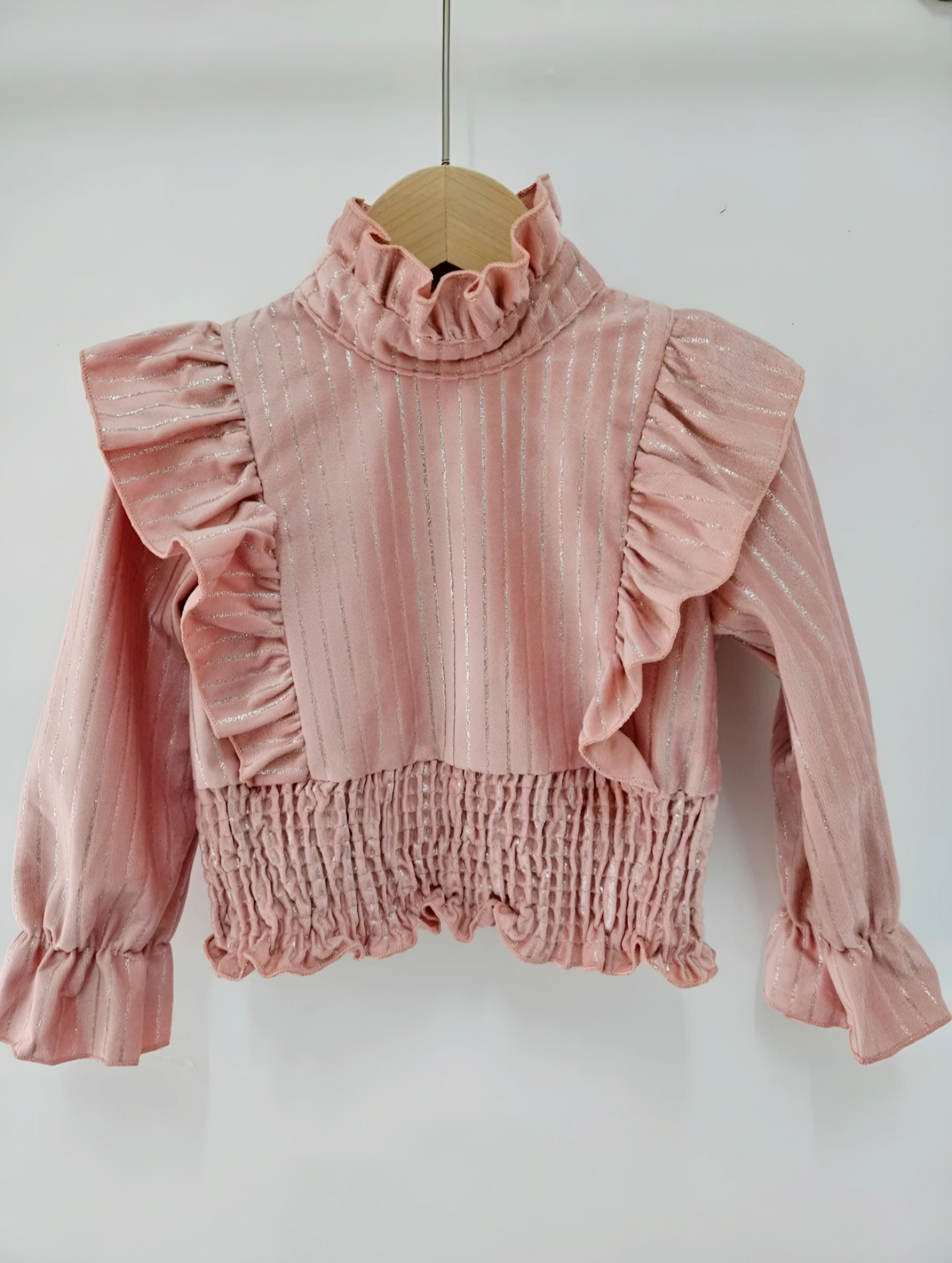 Großhändler Chicaprie - Mädchenpullover mit hohem Kragen, langen Ärmeln und Rüschen, goldene Streifen