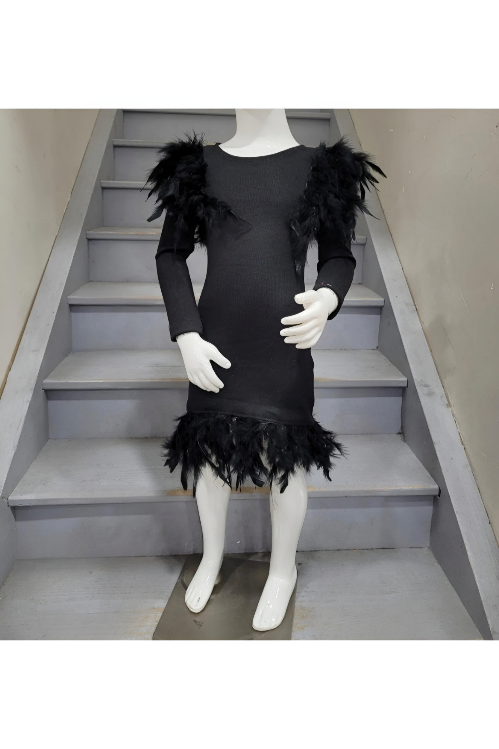 Grossiste Chicaprie - Robe Courte Uni Manches Longues Maille Avec Imitation Plume Aux Epaules Et Bas Fille