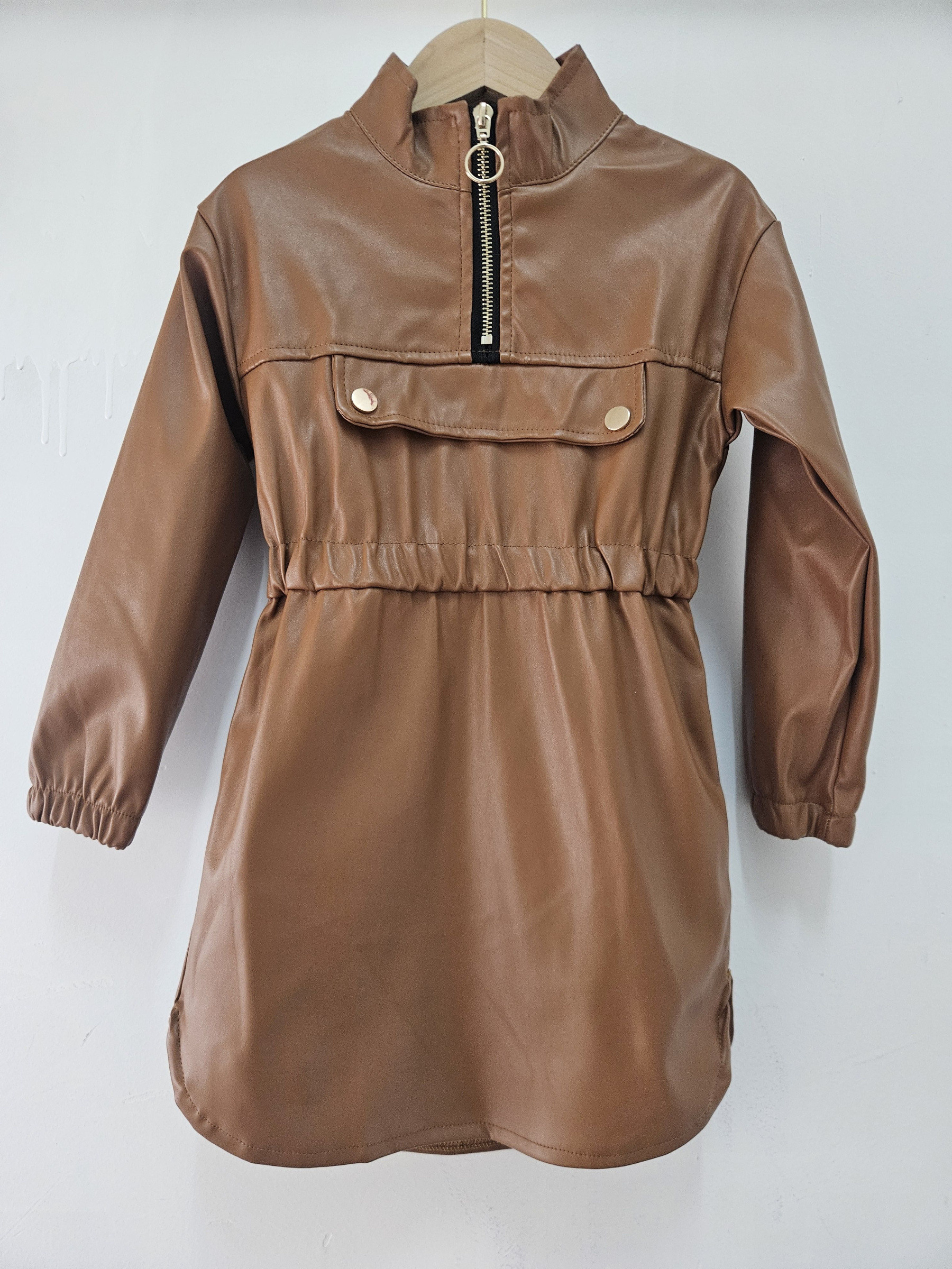 Großhändler Chicaprie - Kurzes einfarbiges Kunstlederkleid mit Reißverschluss und angedeuteter Mitteltasche für Mädchen