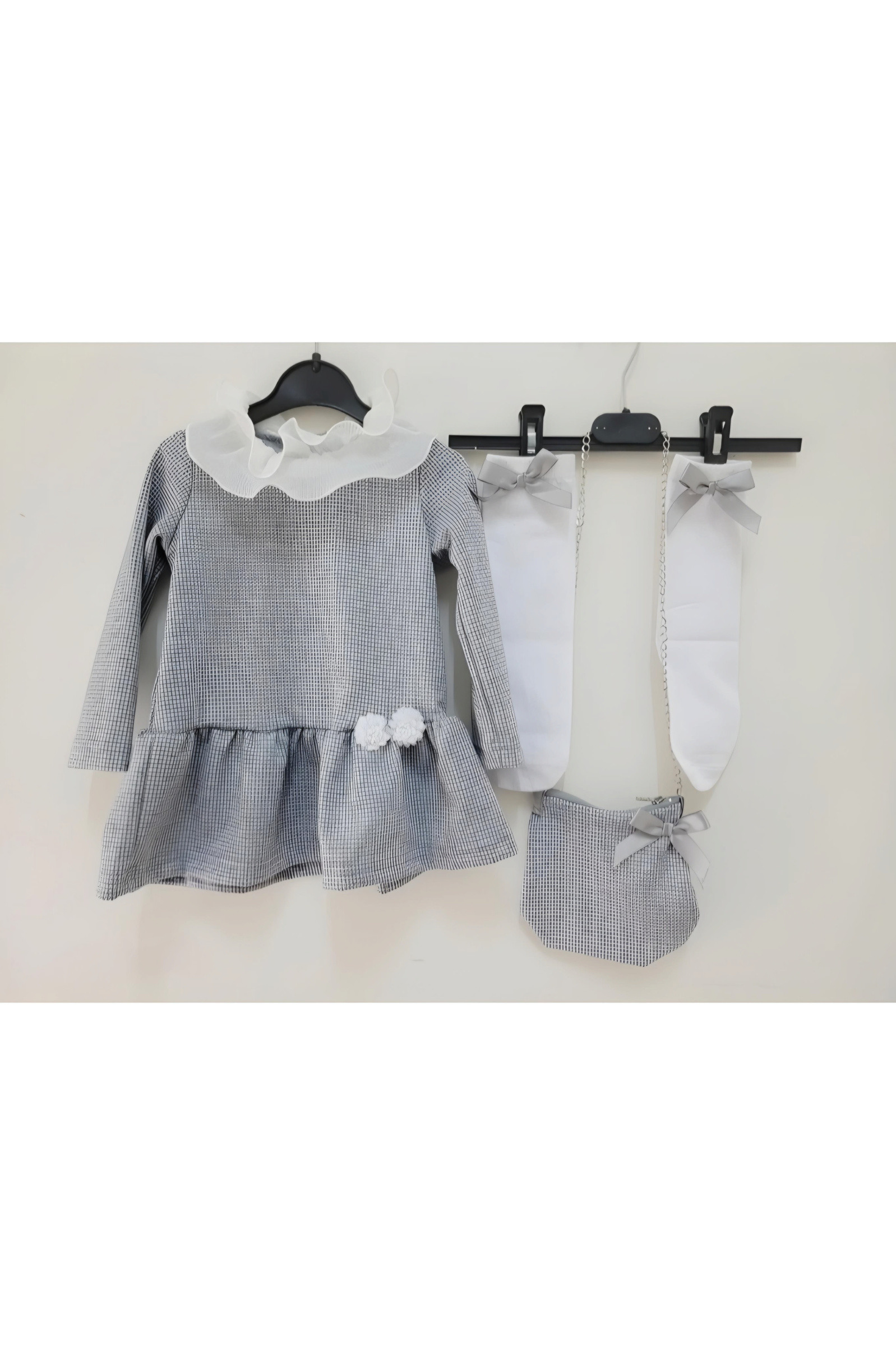 Großhändler Chicaprie - Kurzes Pulloverkleid mit Rüschenkragen und Blumen mit Socken und einer Schleifentasche für ein Mädchen