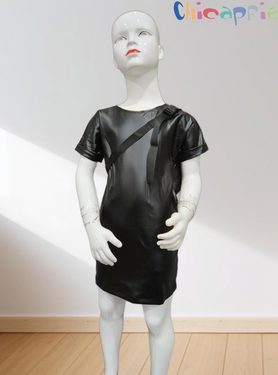 Mayorista Chicaprie - Vestido corto liso de imitación cuero con riñonera para niña