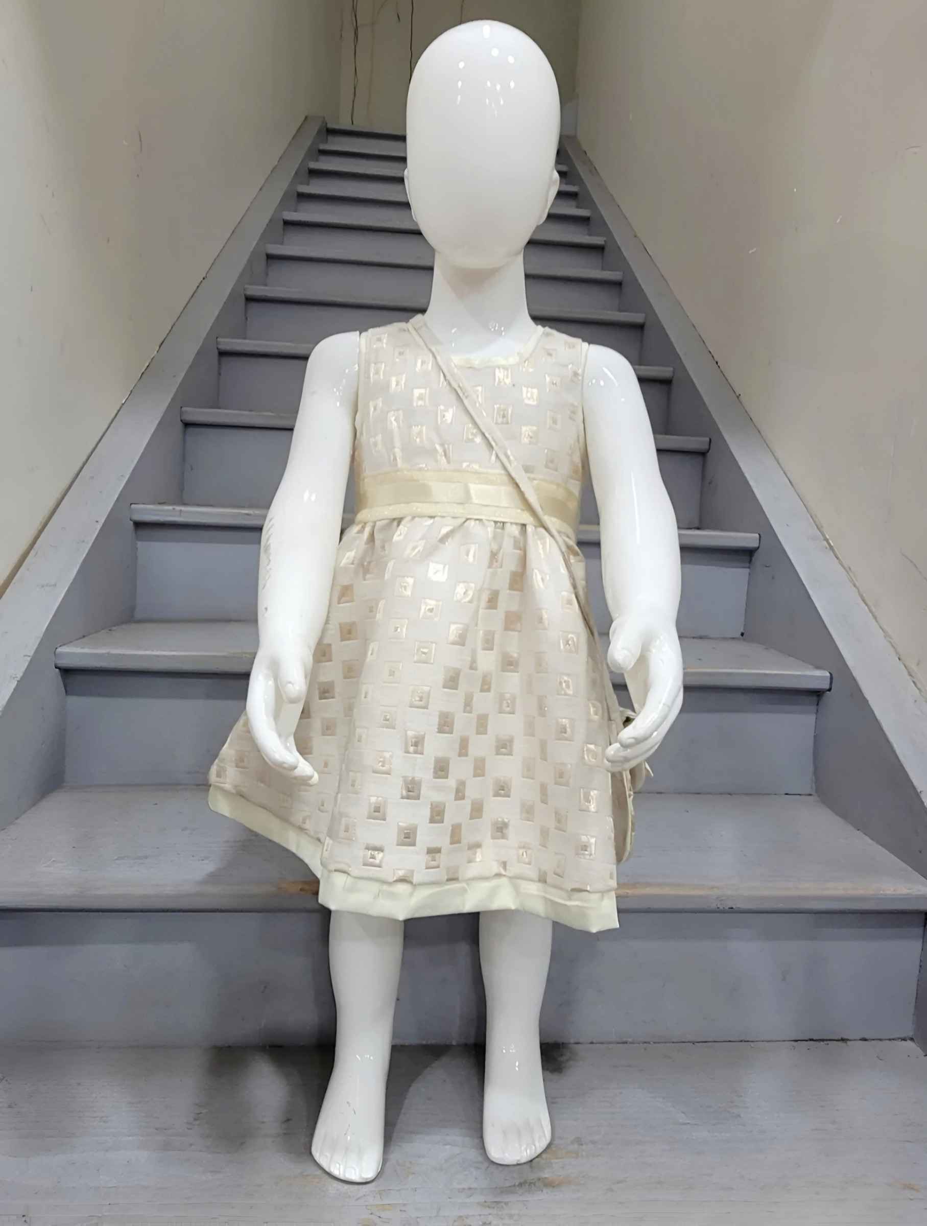 Grossiste Chicaprie - Robe Sans Manche Avec Motifs Carrés Dorés Et Ruban Satin Avec Sac Noeud Fête Chic Fille