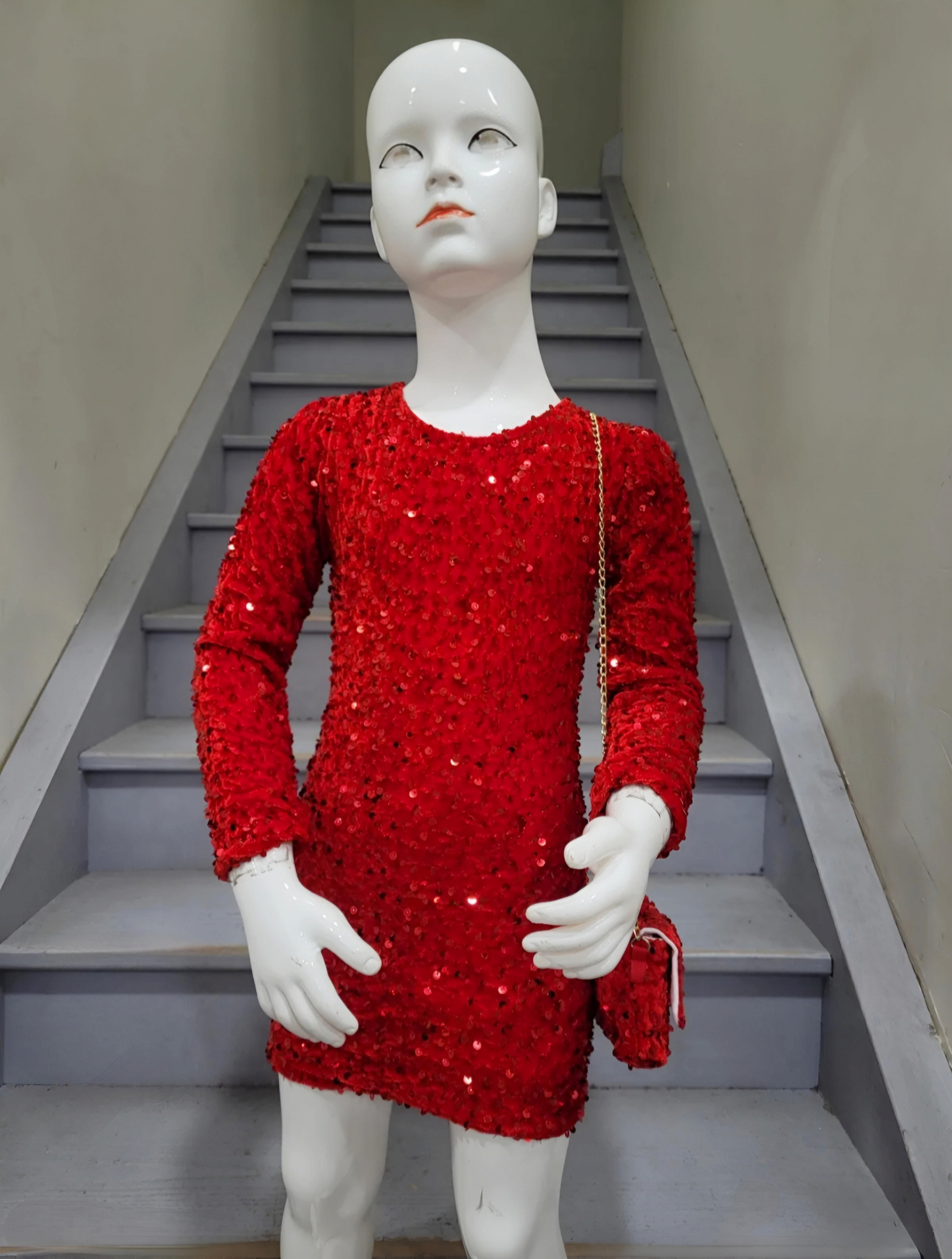 Wholesaler Chicaprie - Long-sleeved sequined dress in a solid color, with a chain bag, perfect for parties and special occasions