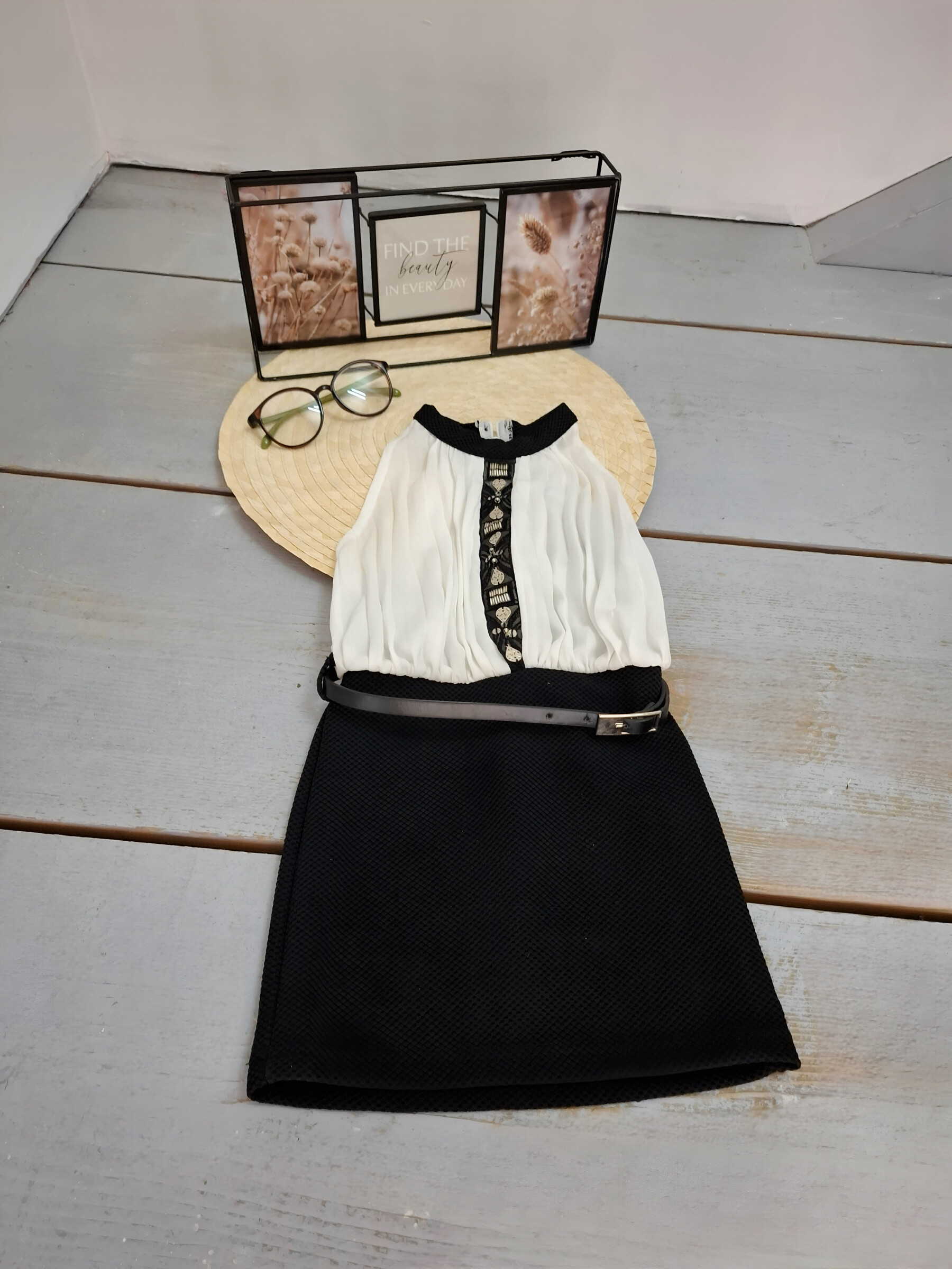 Grossiste Chicaprie - Robe Bicolore Sans Manche Haut Broderie Et Fluide Bas Courte Avec Ceinture Fille