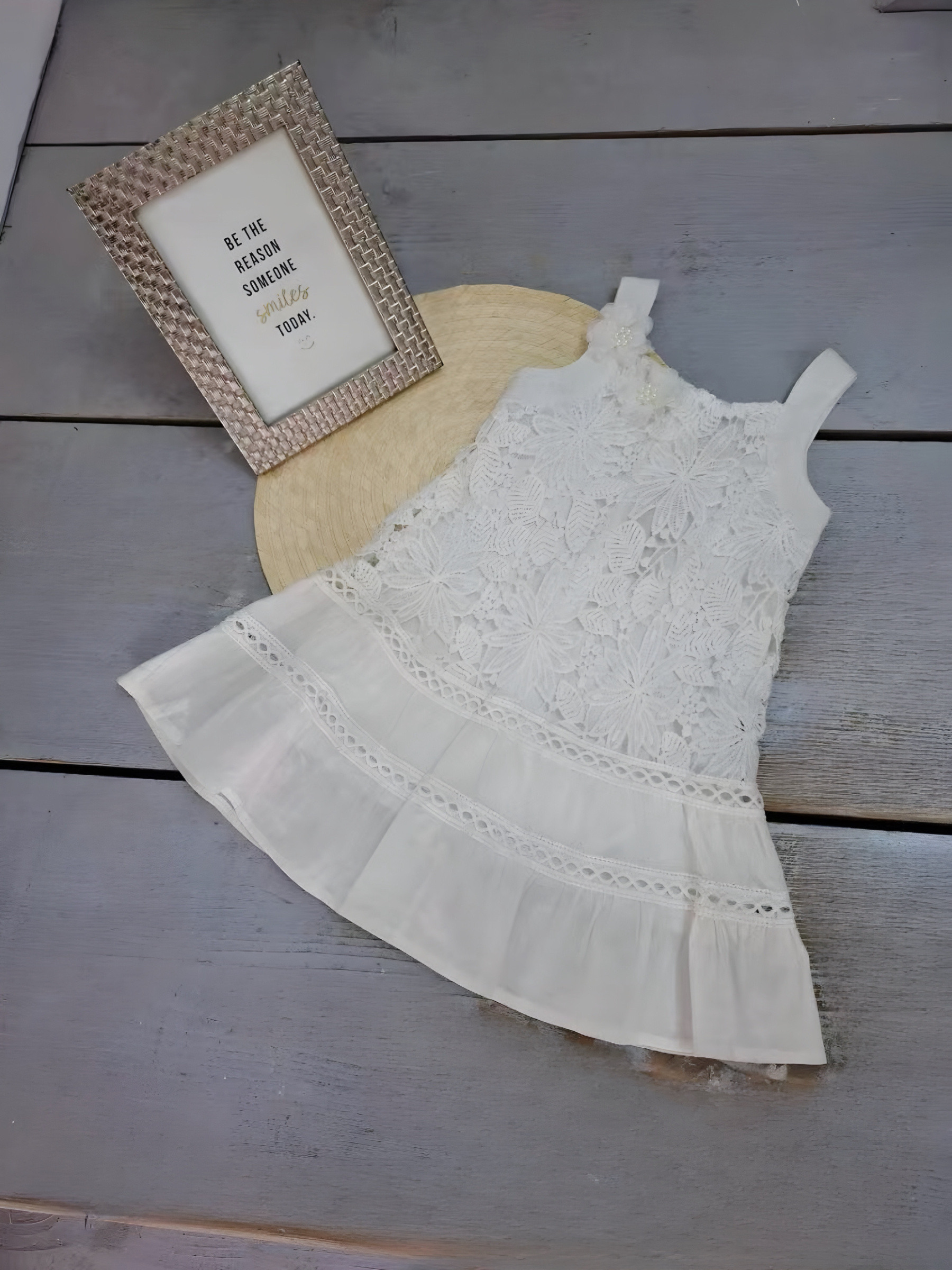 Mayorista Chicaprie - Vestido corto liso con una flor ligera y vuelo de encaje floral para niña