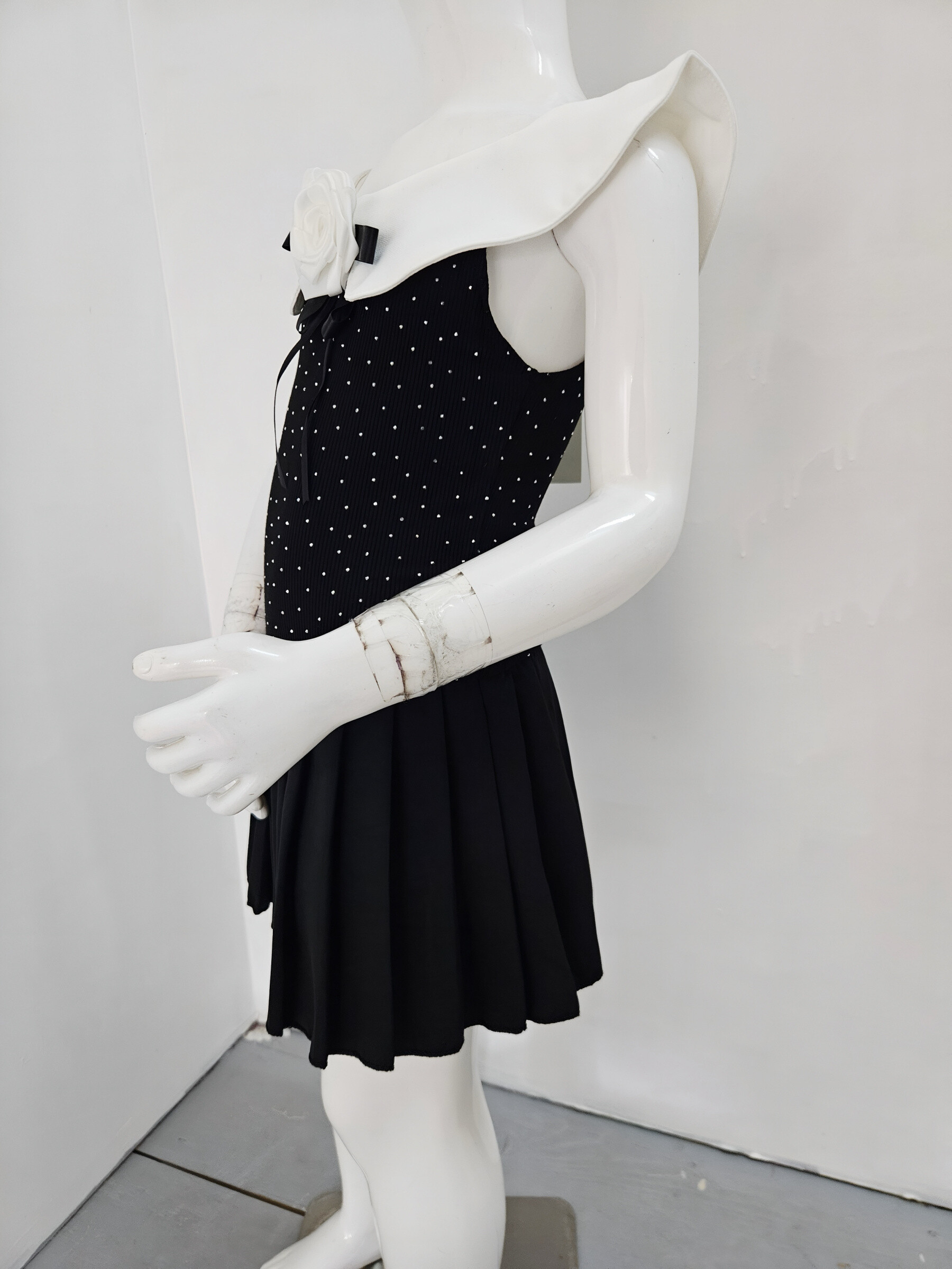 Grossiste Chicaprie - Robe Col Large Avec Fleur Et Imprimé Pois, Bas Plissé Uni Fille