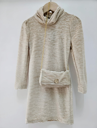 Grossista Chicaprie - Abito Corto Aderente con Collo Alto e Borsa a Catena Chic per Feste Ragazze Grossista Chicaprie - Abito Corto Aderente con Collo Alto e Borsa a Catena Chic per Feste Ragazze