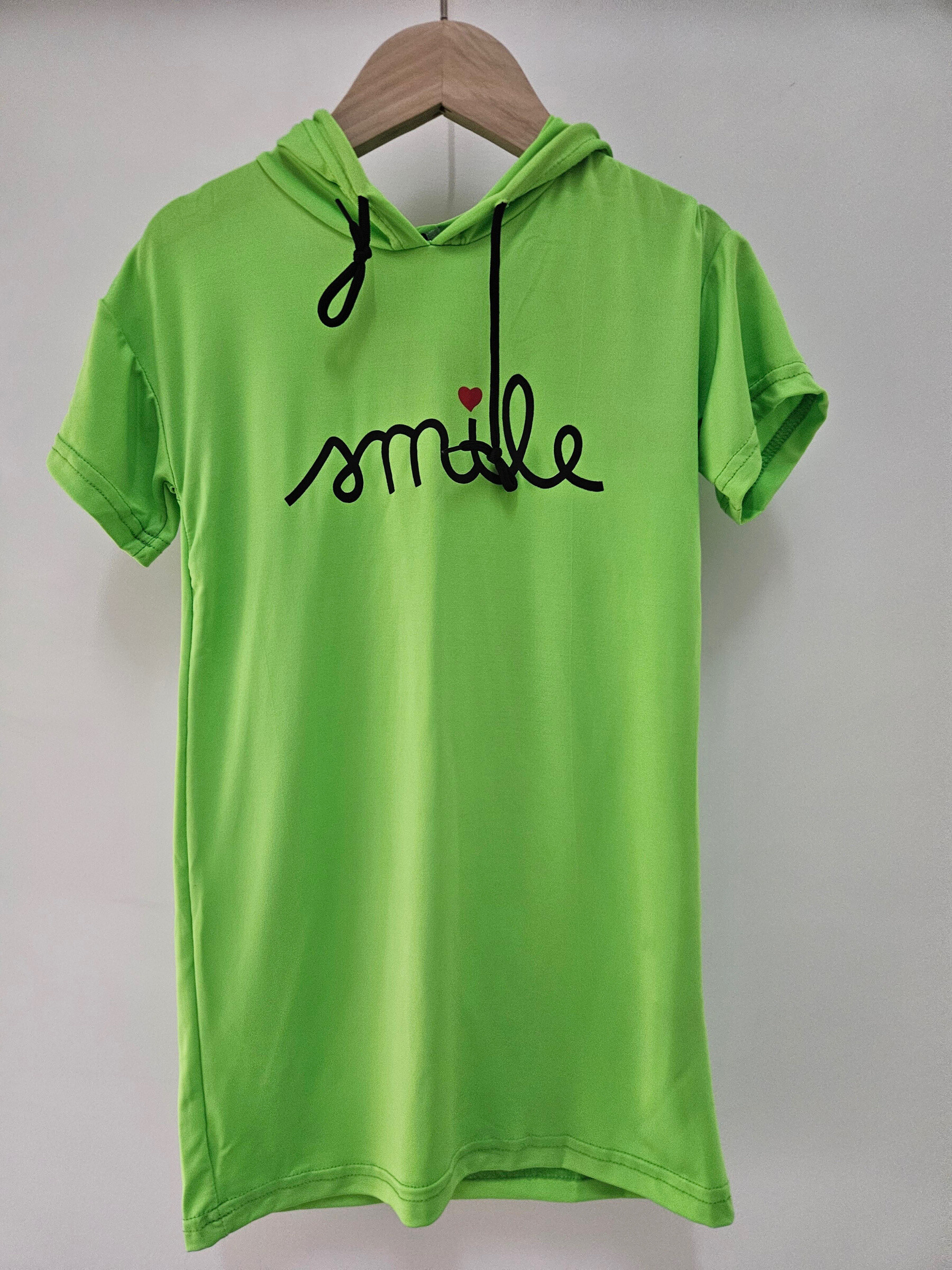 Großhändler Chicaprie - Langes Kapuzenkleid für Mädchen, einfarbig, mit kurzen Ärmeln und Smile-Aufschrift