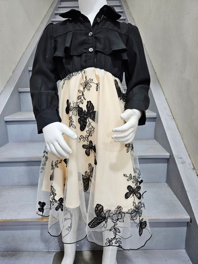 Grossista Chicaprie - Abito Stile Camicia a Tinta Unita con Volant e Orlo in Velo Ricamato con Farfalle per Ragazze Grossista Chicaprie - Abito Stile Camicia a Tinta Unita con Volant e Orlo in Velo Ricamato con Farfalle per Ragazze