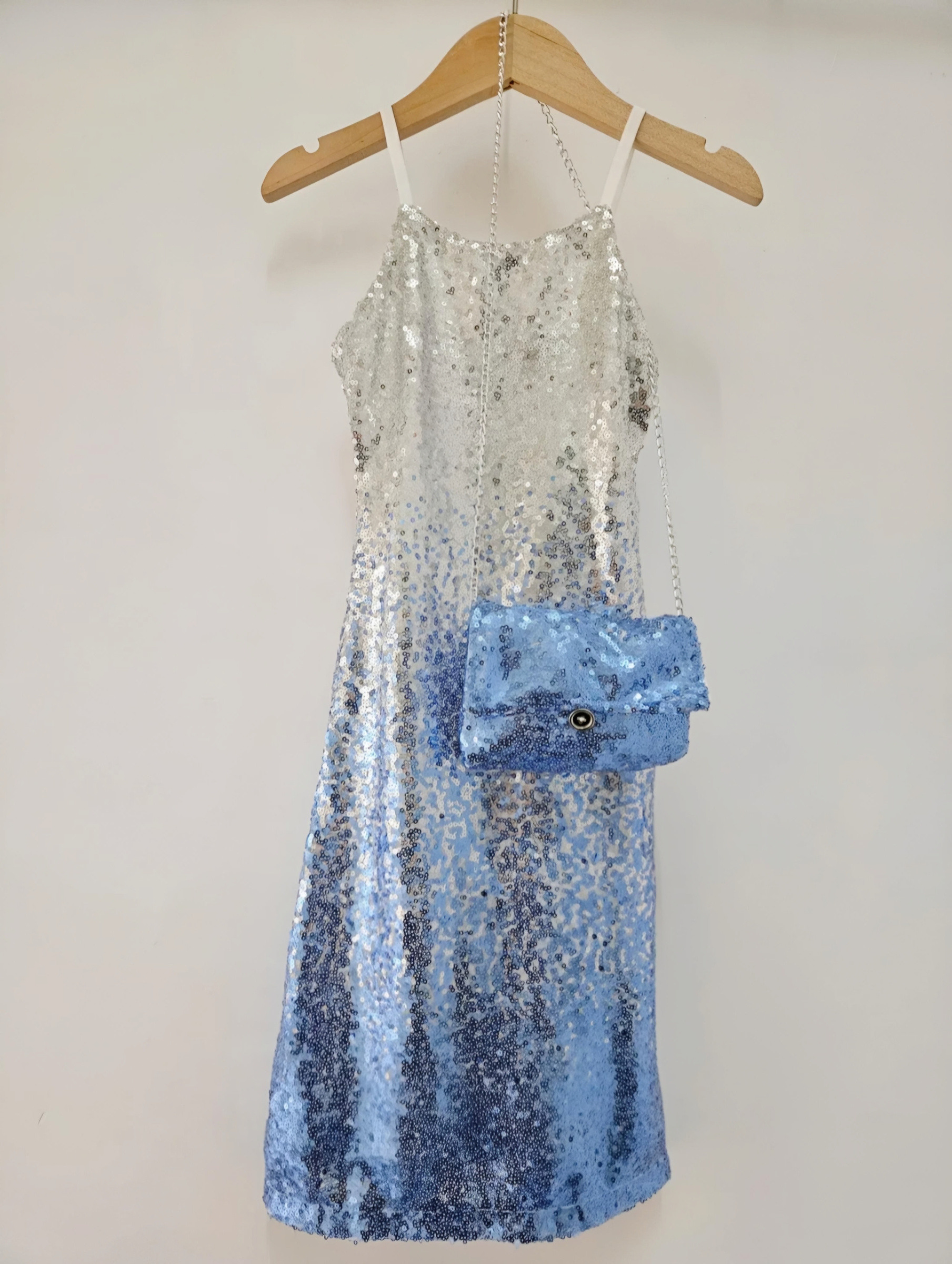 Großhändler Chicaprie - Langes Kleid mit Dünnen Trägern und Farbverlauf-Pailletten, Plus Kettentasche für Partyabend