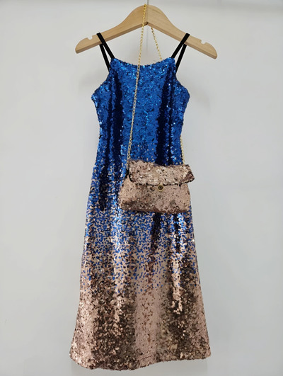 Grossista Chicaprie - Abito Lungo con Spalline Sottili e Paillettes a Sfumatura di Colori, Più Borsa a Catena per Serata di Festa Grossista Chicaprie - Abito Lungo con Spalline Sottili e Paillettes a Sfumatura di Colori, Più Borsa a Catena per Serata di Festa