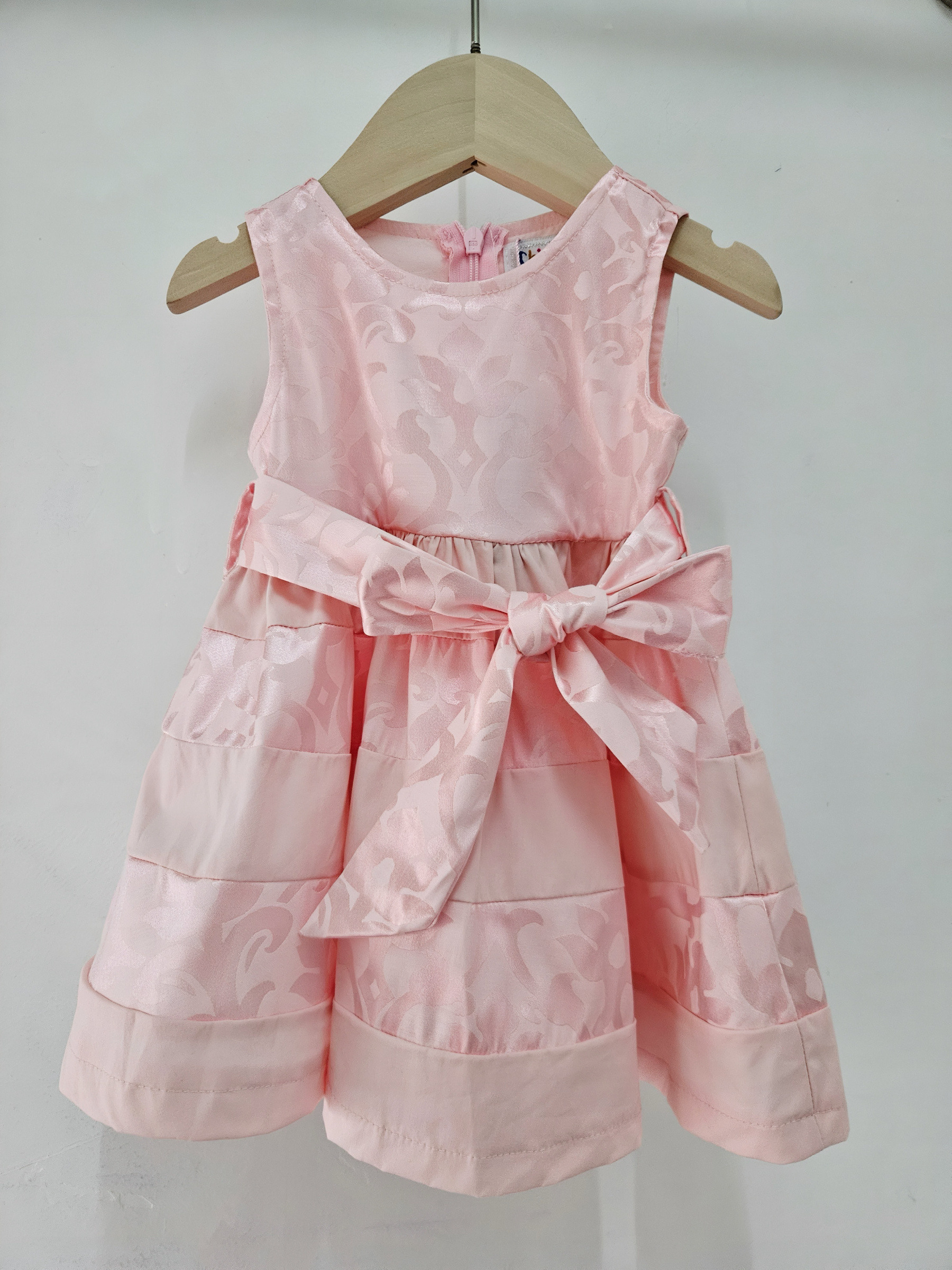 Großhändler Chicaprie - Ärmelloses Mädchenkleid mit Blumendetails und schlichtem Bandgürtel, fließend und leicht