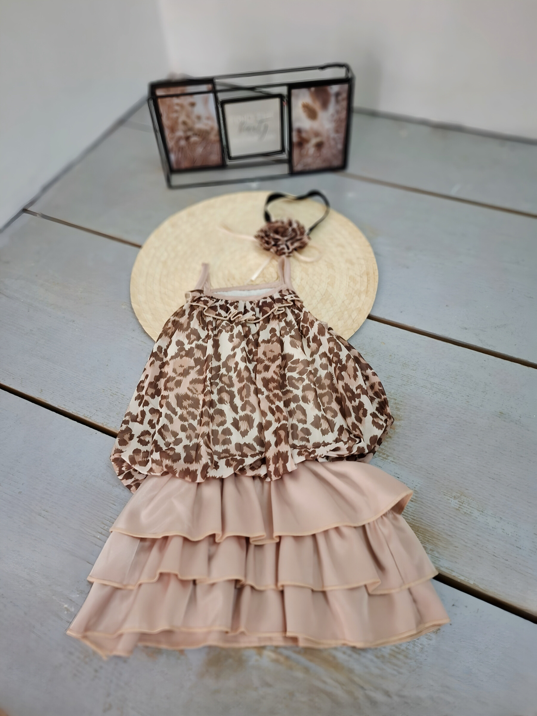 Grossista Chicaprie - Abito Leggero a Spalline con Stampa Leopardata, Volant e Fascia per Capelli con Fiore per Ragazze
