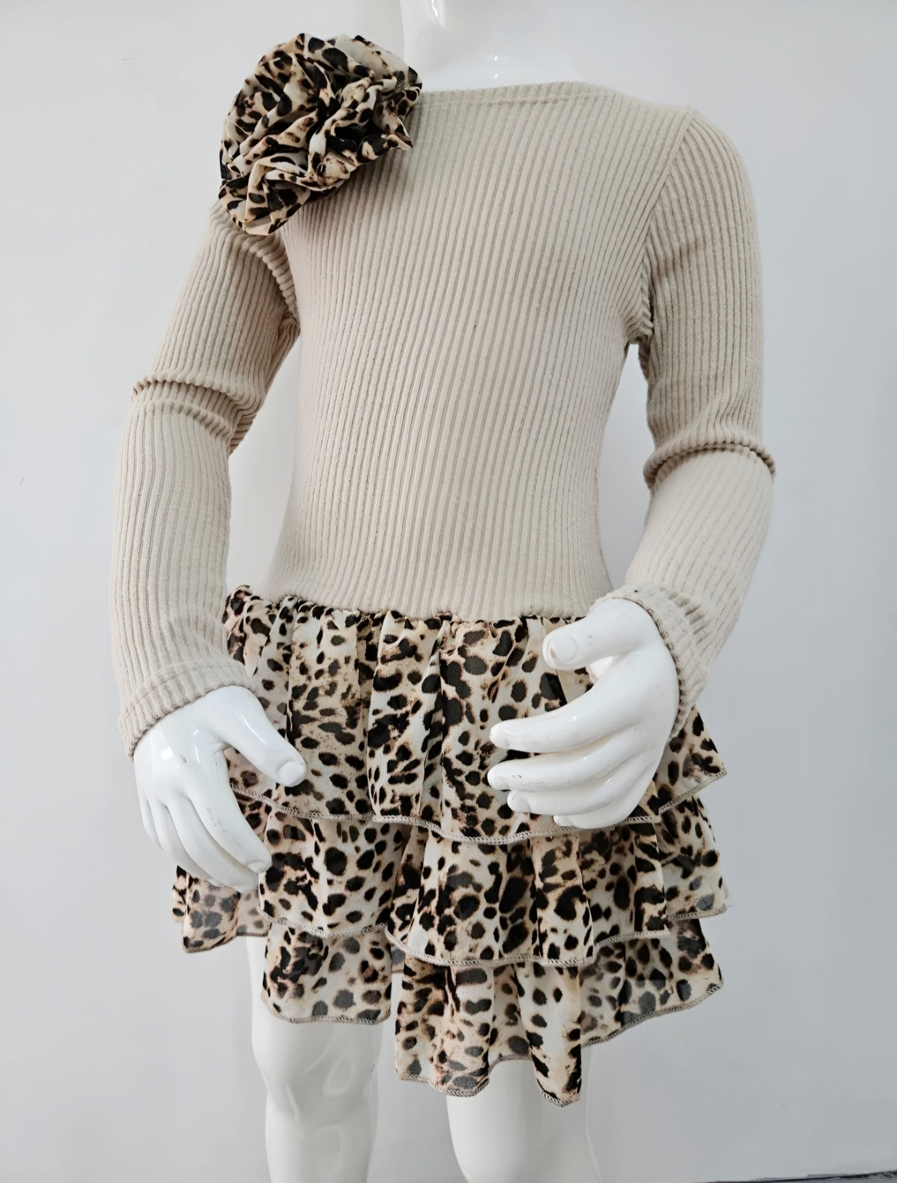 Mayorista Chicaprie - Vestido Corto para Niña con Parte Superior de Canalé, Detalle Floral y Falda Plisada de Estampado de Leopardo