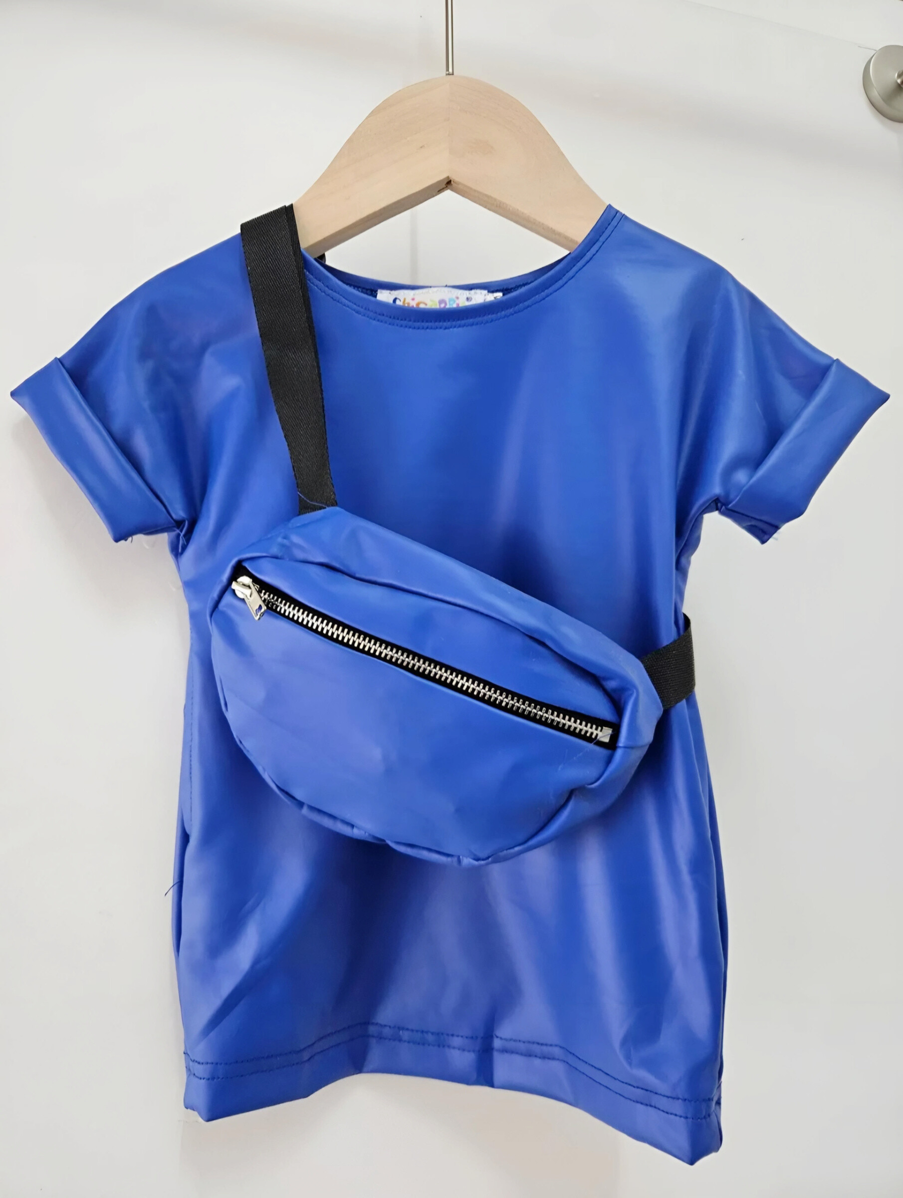 Mayorista Chicaprie - Vestido Corto Liso Estilo Impermeable Con Riñonera Bebé Niña