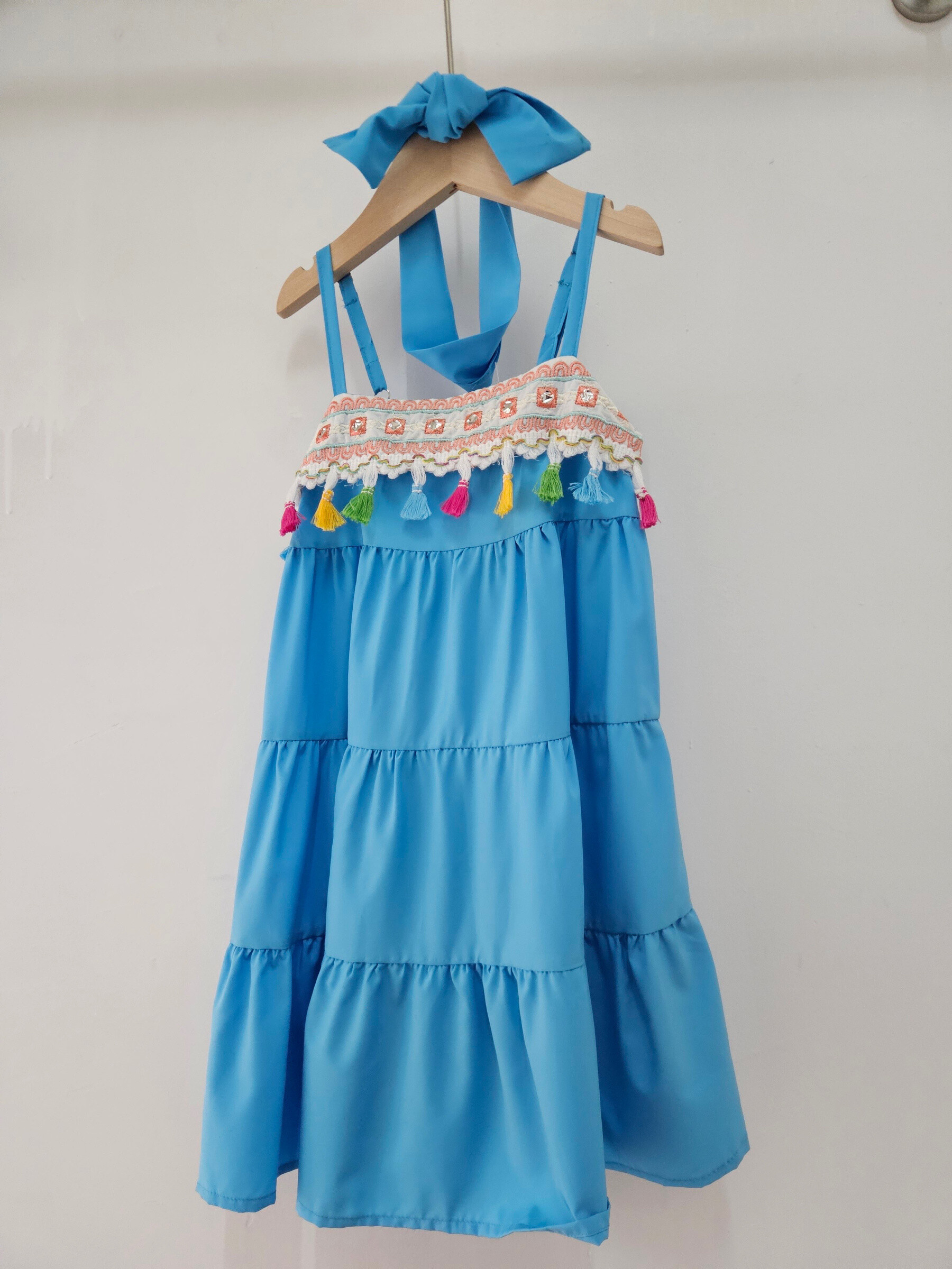 Grossiste Chicaprie - Robe Bretelles Avec Broderie Et Pompon Uni Légère Fluide Et Bandeau Fille