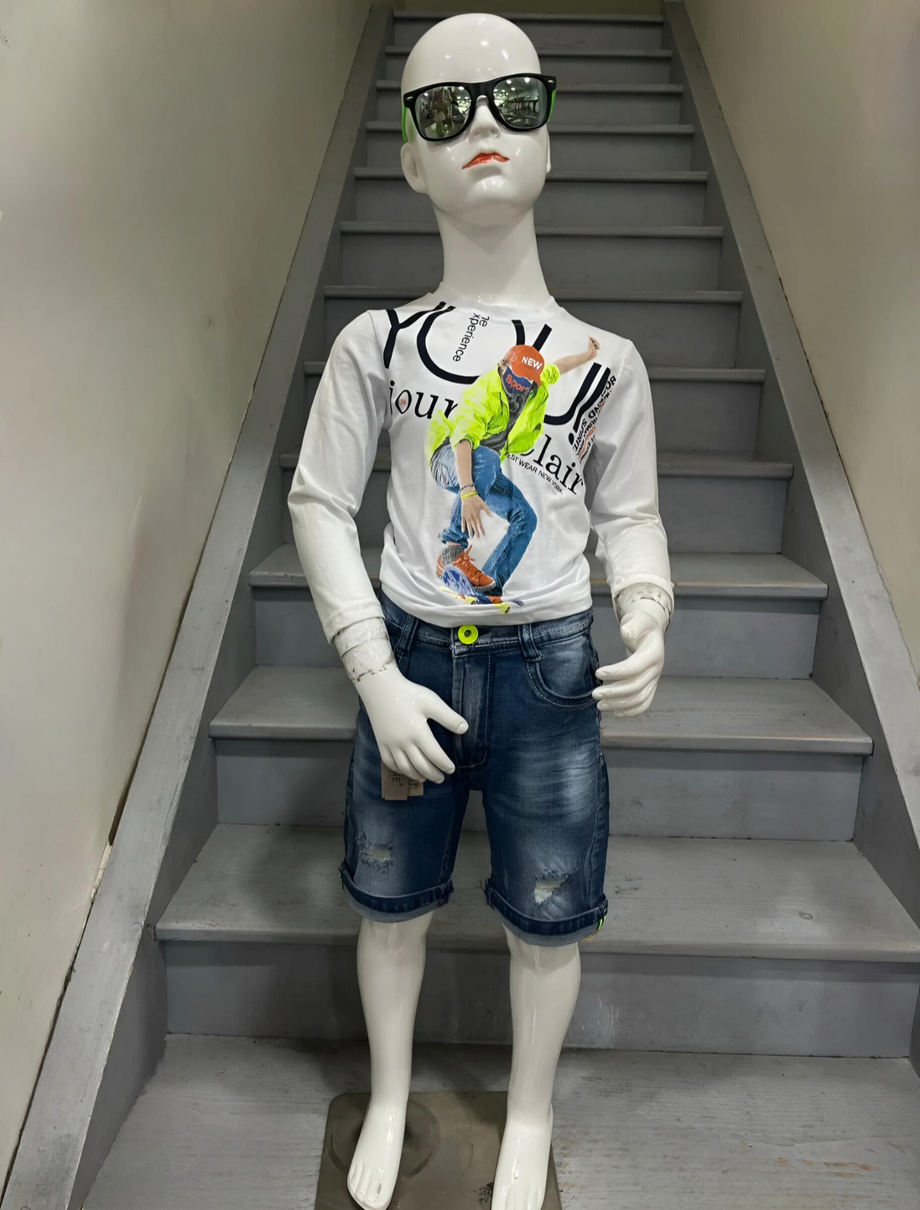 Pantaloncini di jeans con bottoni colorati e orlo sfilacciato per ragazza - Blu Scuro - 2 - formato grande