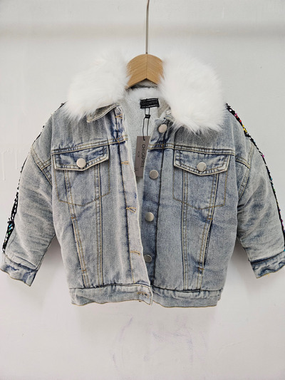 Grossista Chicaprie - Giacca di Jeans con Pelliccia Sintetica e Bande di Paillettes, Interno a Bozzolo Urbano Streetwear per Ragazza Grossista Chicaprie - Giacca di Jeans con Pelliccia Sintetica e Bande di Paillettes, Interno a Bozzolo Urbano Streetwear per Ragazza