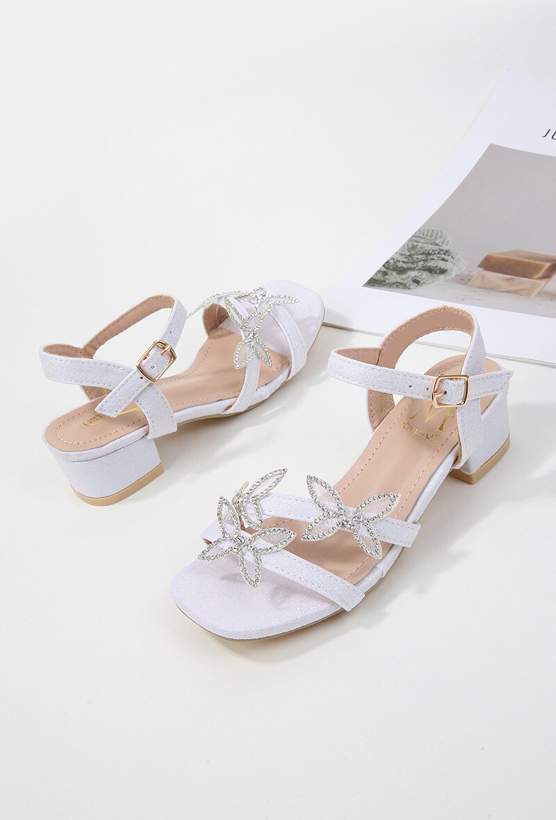Grossiste Cink Me - Sandales à talonnette en PU brillant avec brides à fleurs strass et boucle cheville ajustable