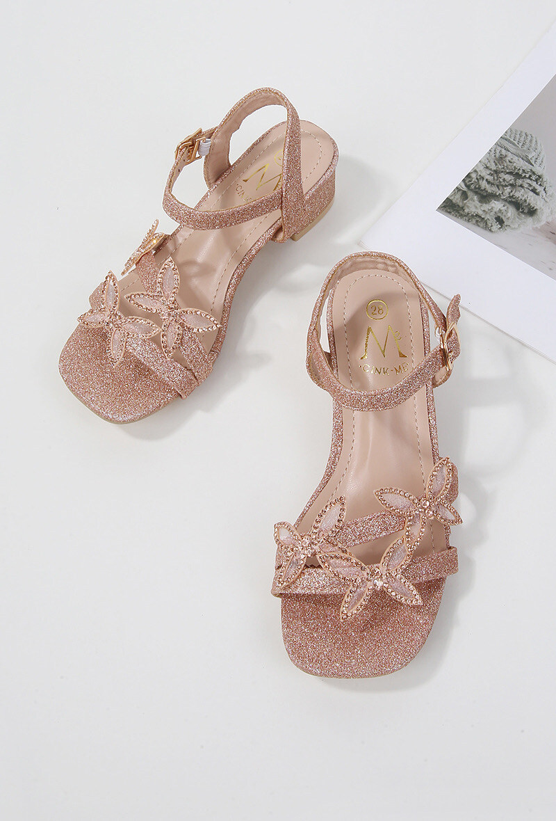 Grossiste Cink Me - Sandales à talonnette en PU brillant avec brides à fleurs strass et boucle cheville ajustable