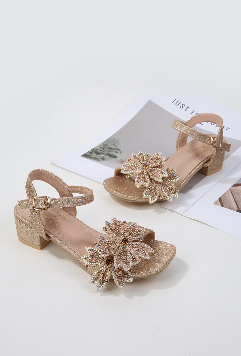 Grossiste Cink Me - Sandales à talonnette en PU brillant avec bride à trèfles strass et boucle cheville ajustable