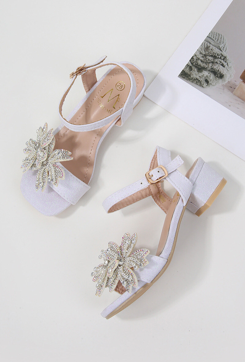 Grossiste Cink Me - Sandales à talonnette en PU brillant avec bride à trèfles strass et boucle cheville ajustable