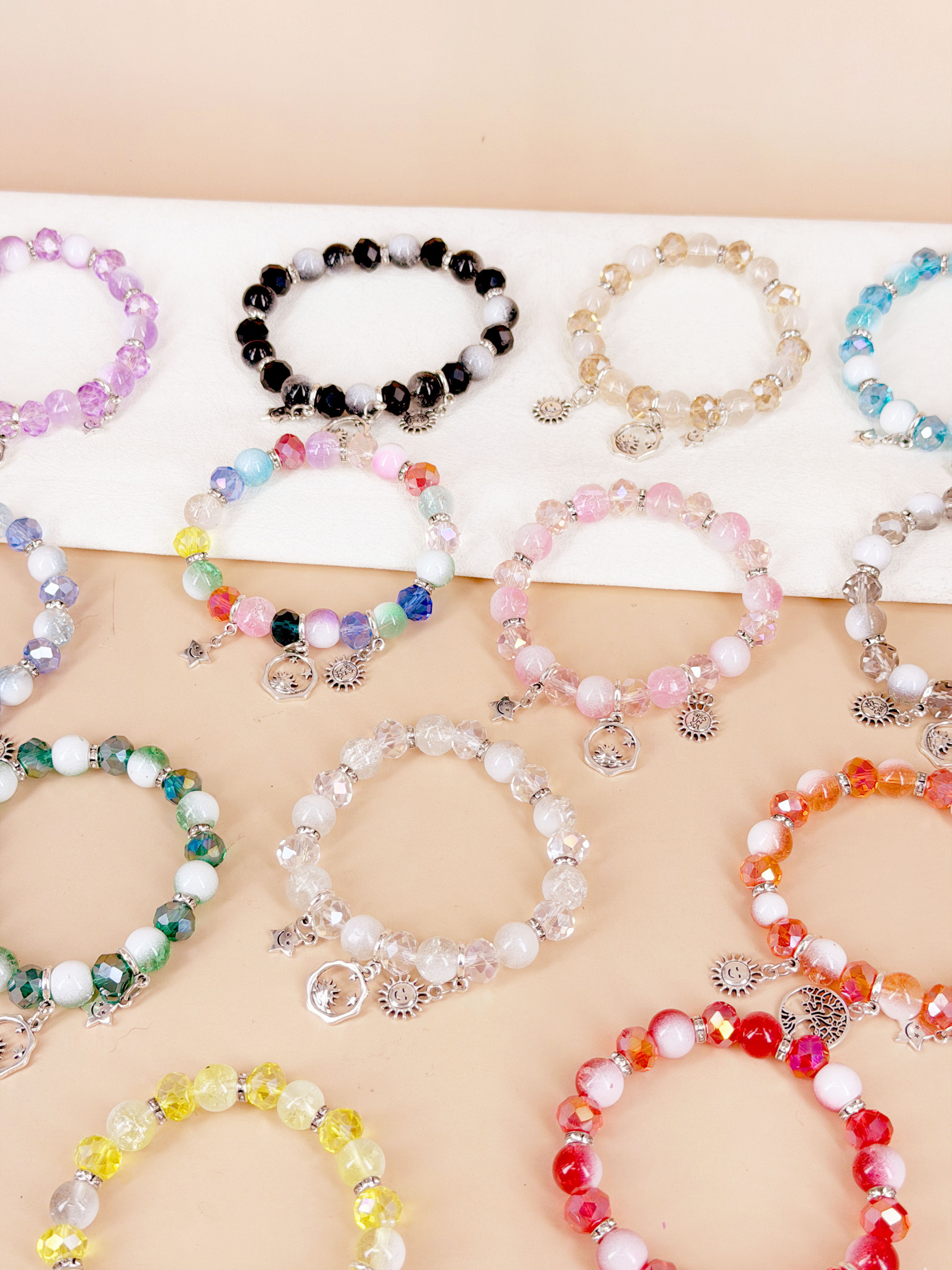 Großhändler D Bijoux - Set aus Perlenarmbändern für Kinder