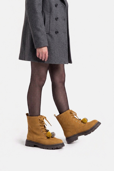 Mayorista Doremi - Botines infantiles efecto ante con pompones decorativos Mayorista Doremi - Botines infantiles efecto ante con pompones decorativos