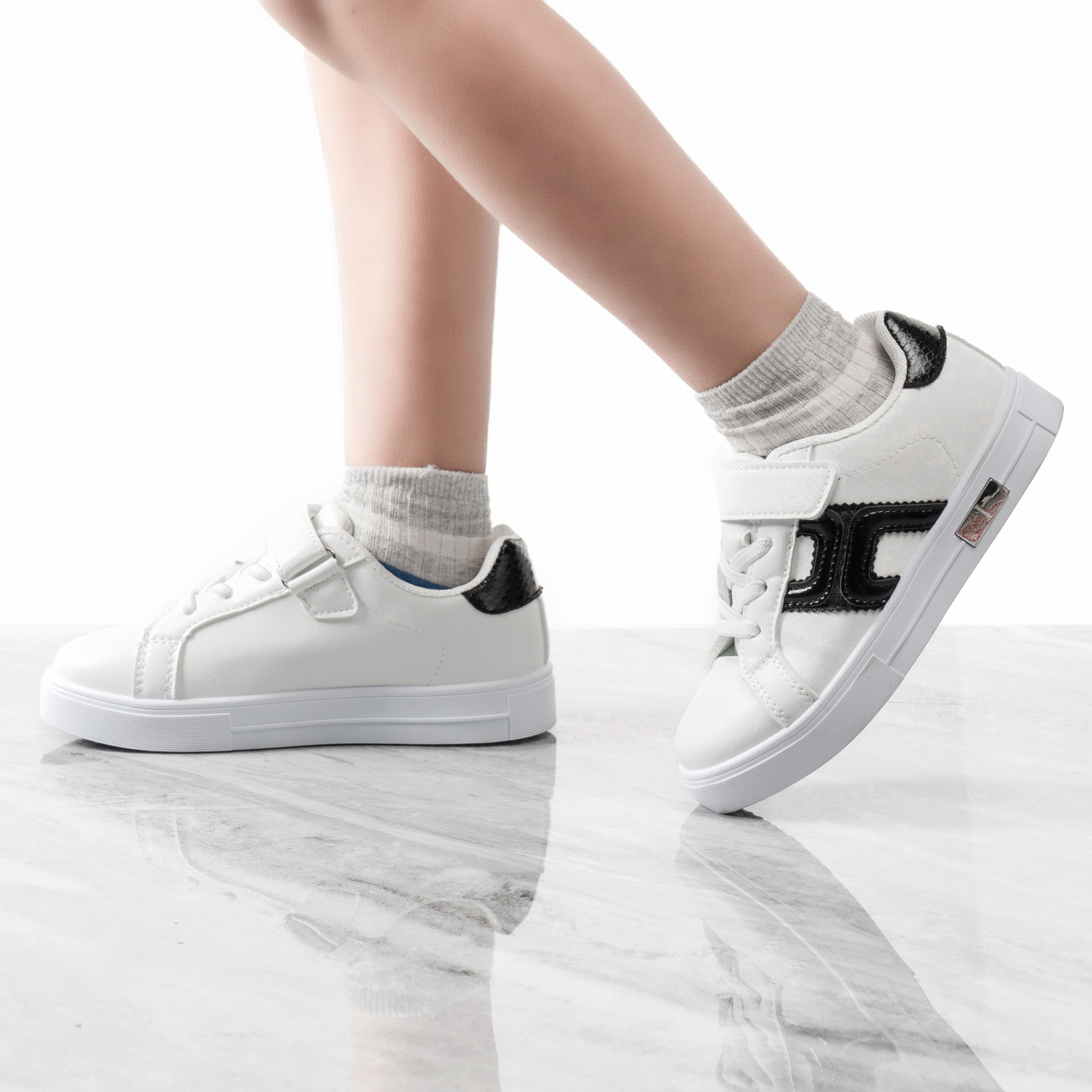 Grossista Doremi - Scarpe da tennis in velcro con lacci elastici