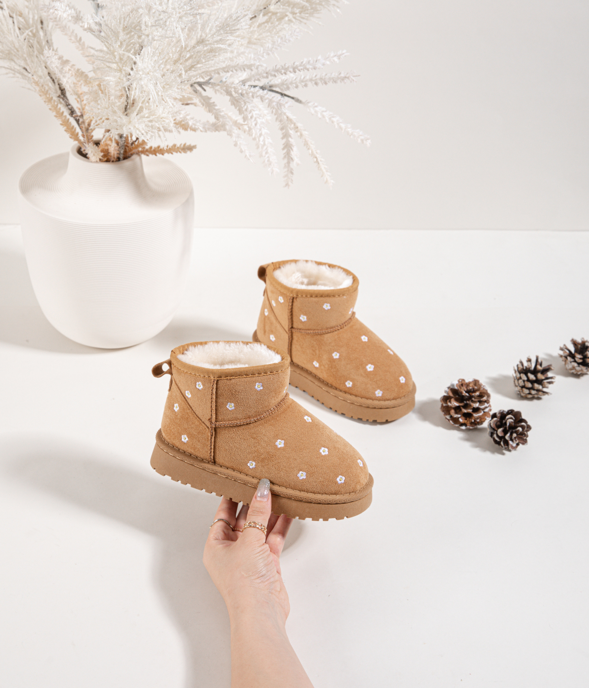 Wholesaler EMAGINE (Rock and Joy) - GIRL'S LINED ANKLE BOOTS WITH EMBROIDERED FLOWERS