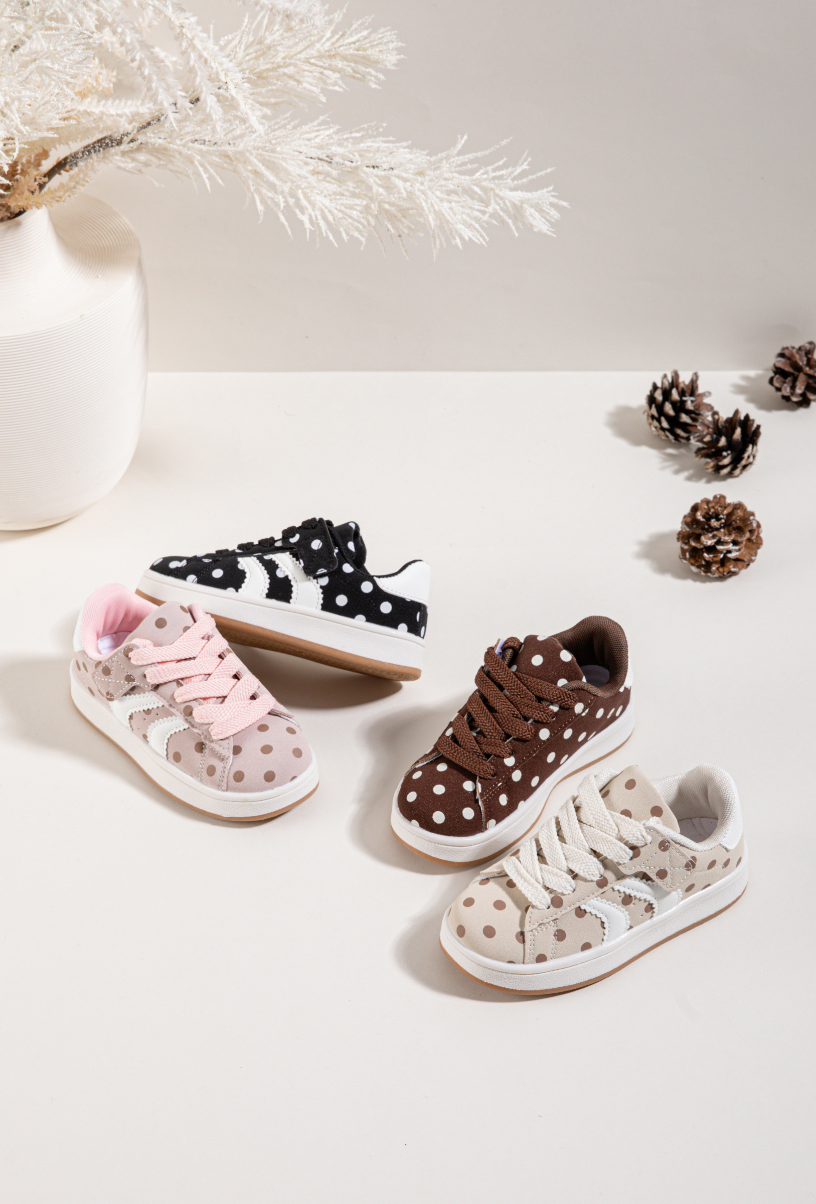 Mayorista EMAGINE (Rock and Joy) - ZAPATILLAS PARA NIÑA CON ESTAMPADO DE LUNARES Y CIERRE DE VELCRO