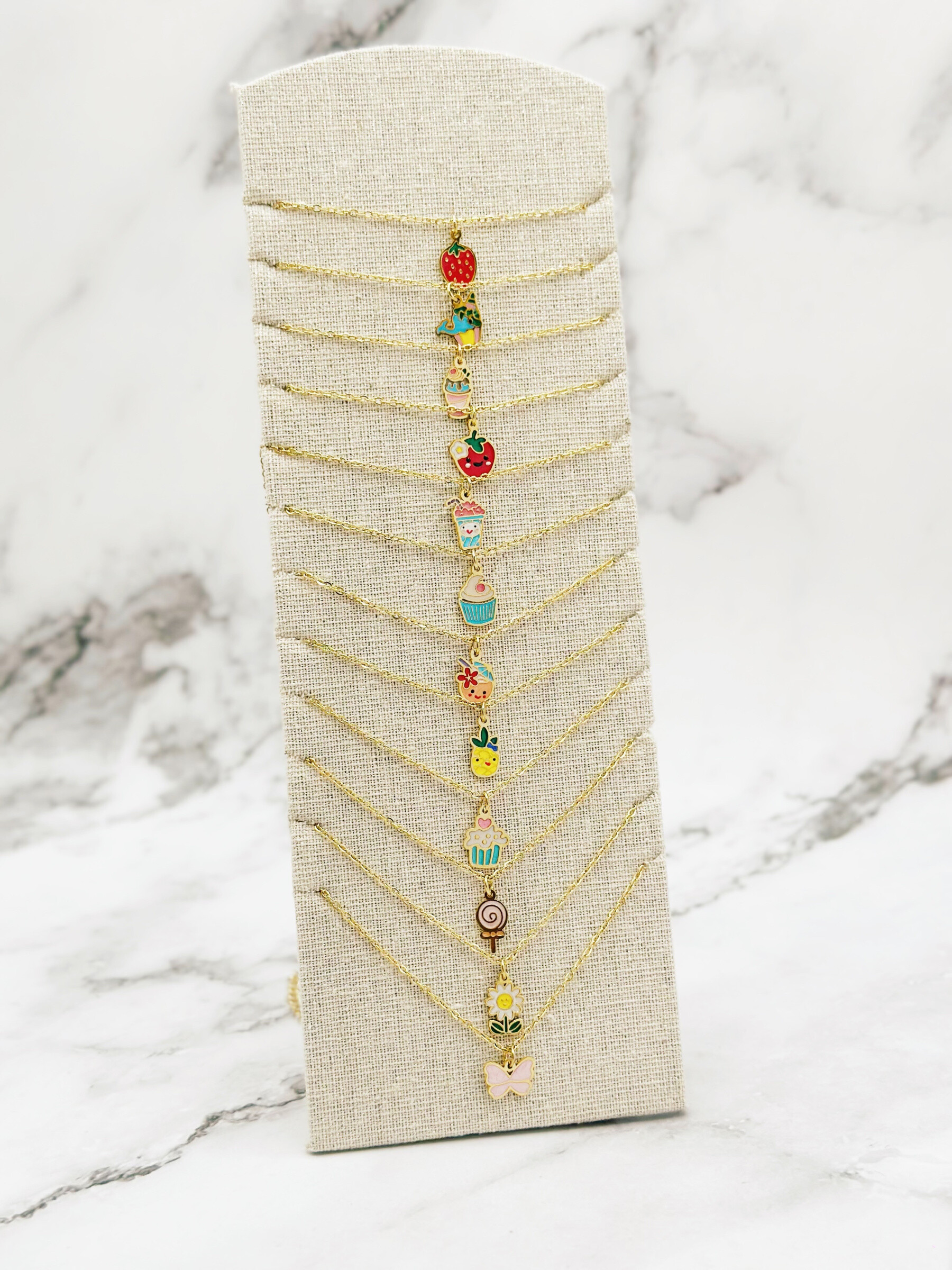 Wholesaler Emily - Set of 40 adjustable children's rings on display