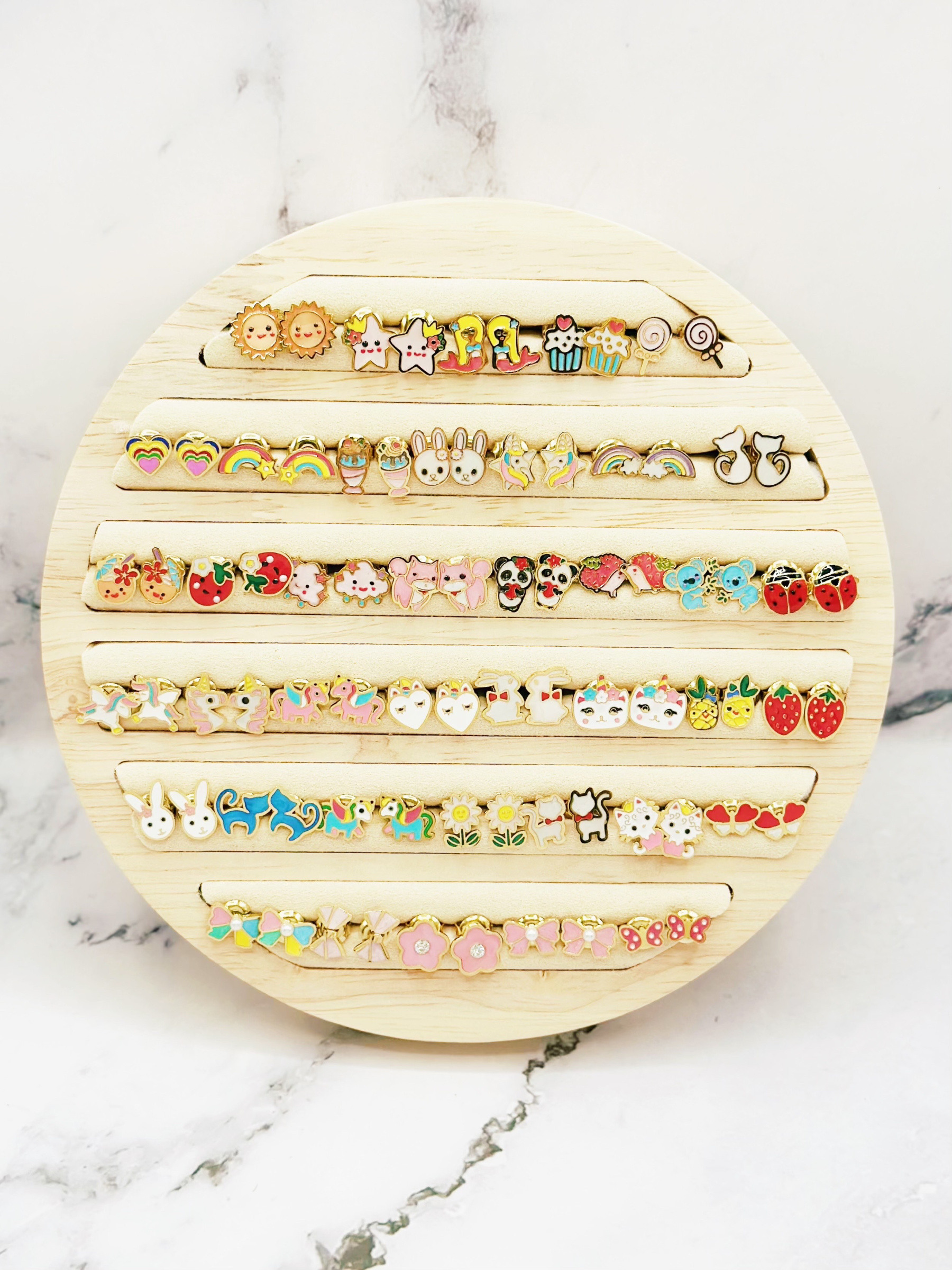 Großhändler Emily - Set mit 40 Edelstahl-Kinderohrringen mit Emaille auf Display