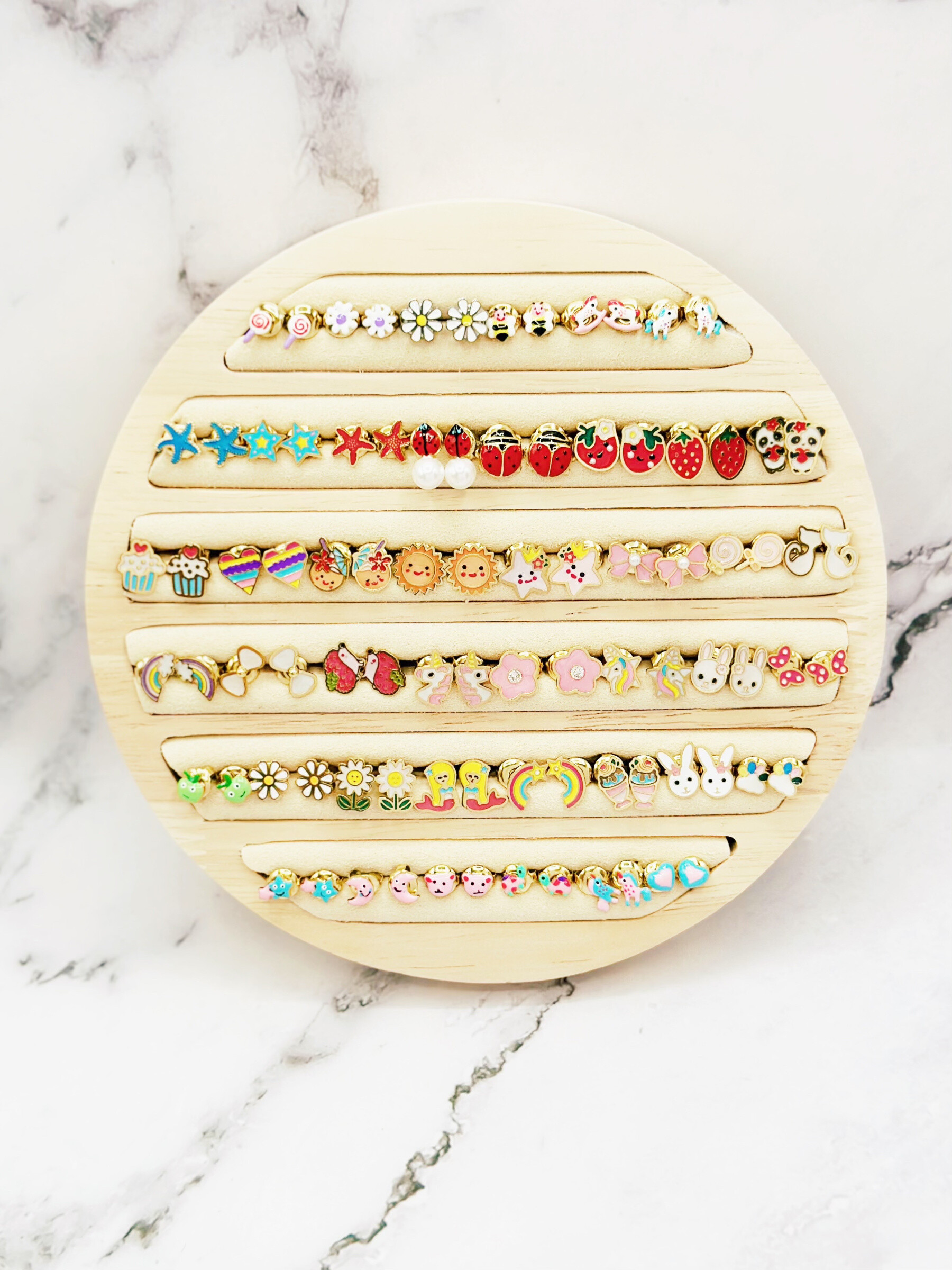 Wholesaler Emily - 28 rings + 11 stainless steel buckles for children on display