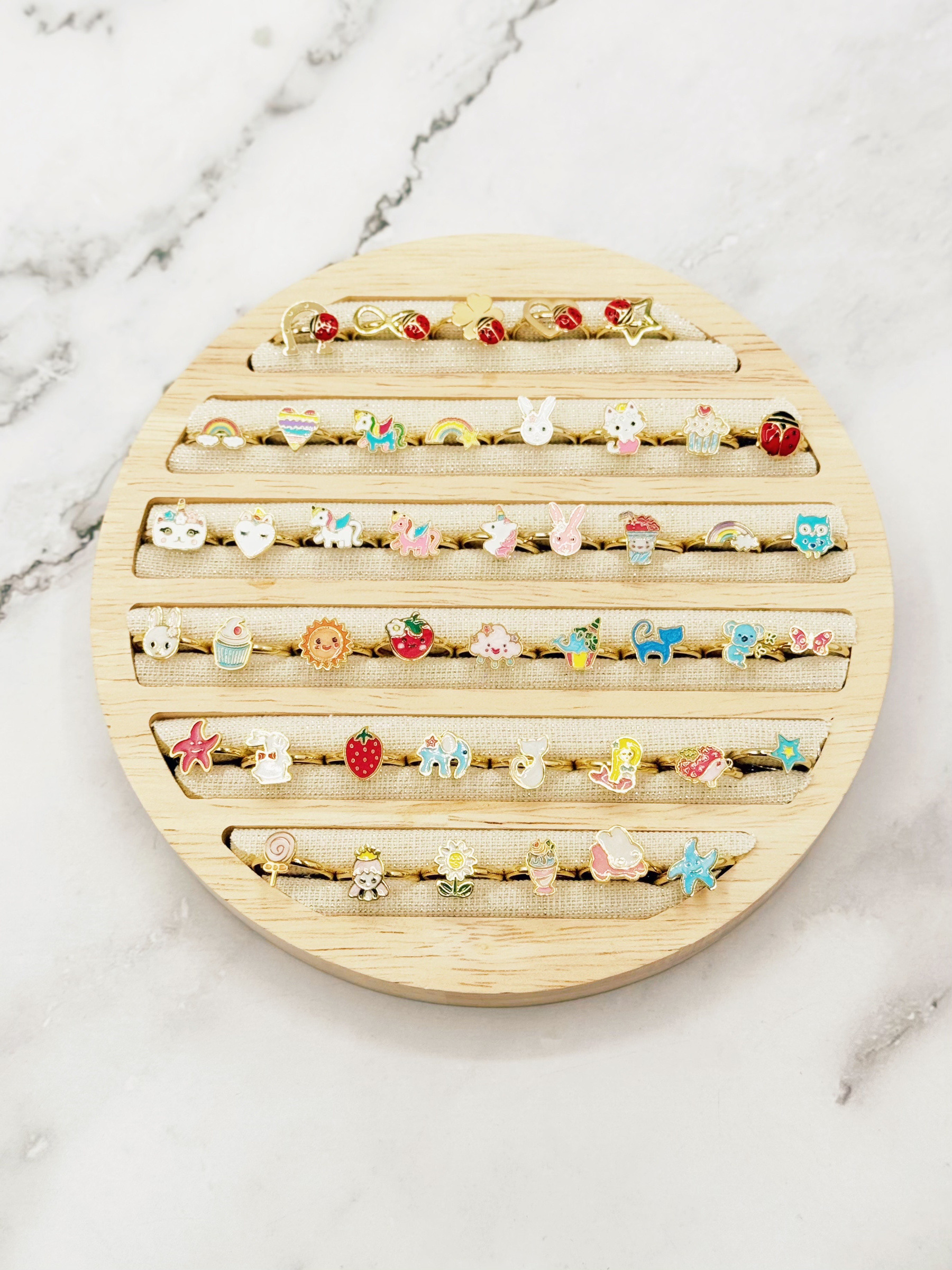 Wholesaler Emily - Set of 45 adjustable children's rings in stainless steel on display