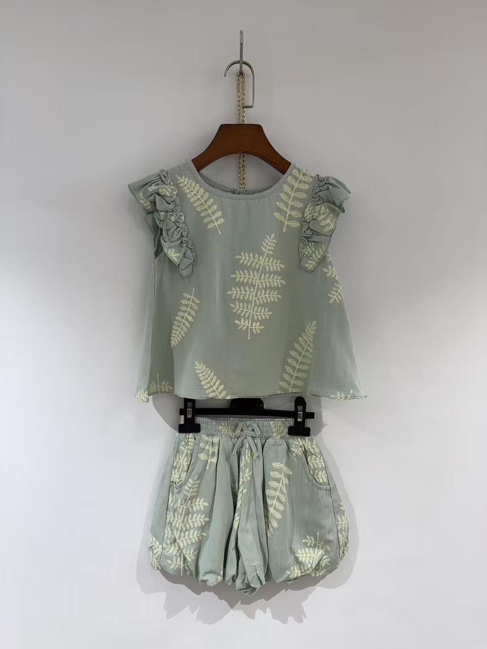 Grossista Fiona & Co - Completo bambina: top a palloncino + shorts con stampa foglie
