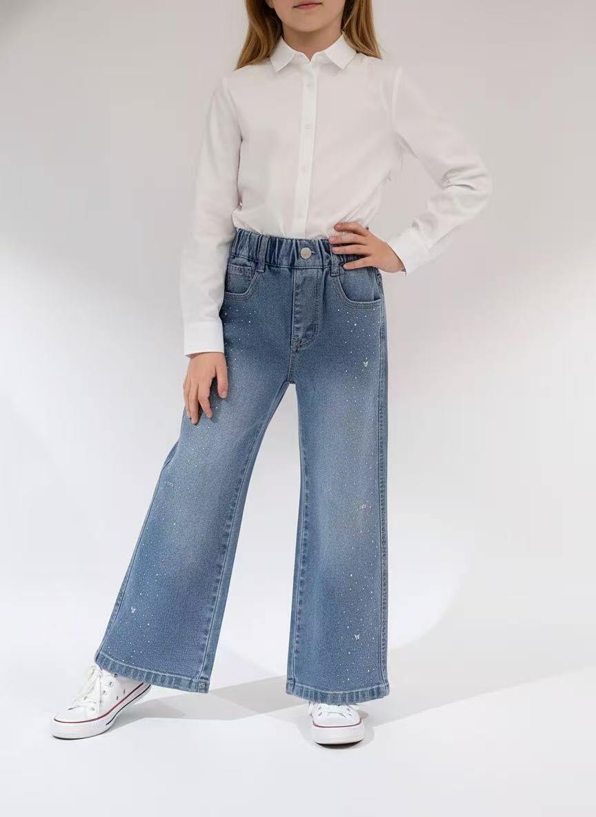 Mayorista Fiona & Co - Vaqueros anchos azules para niña con detalles de strass y mariposas