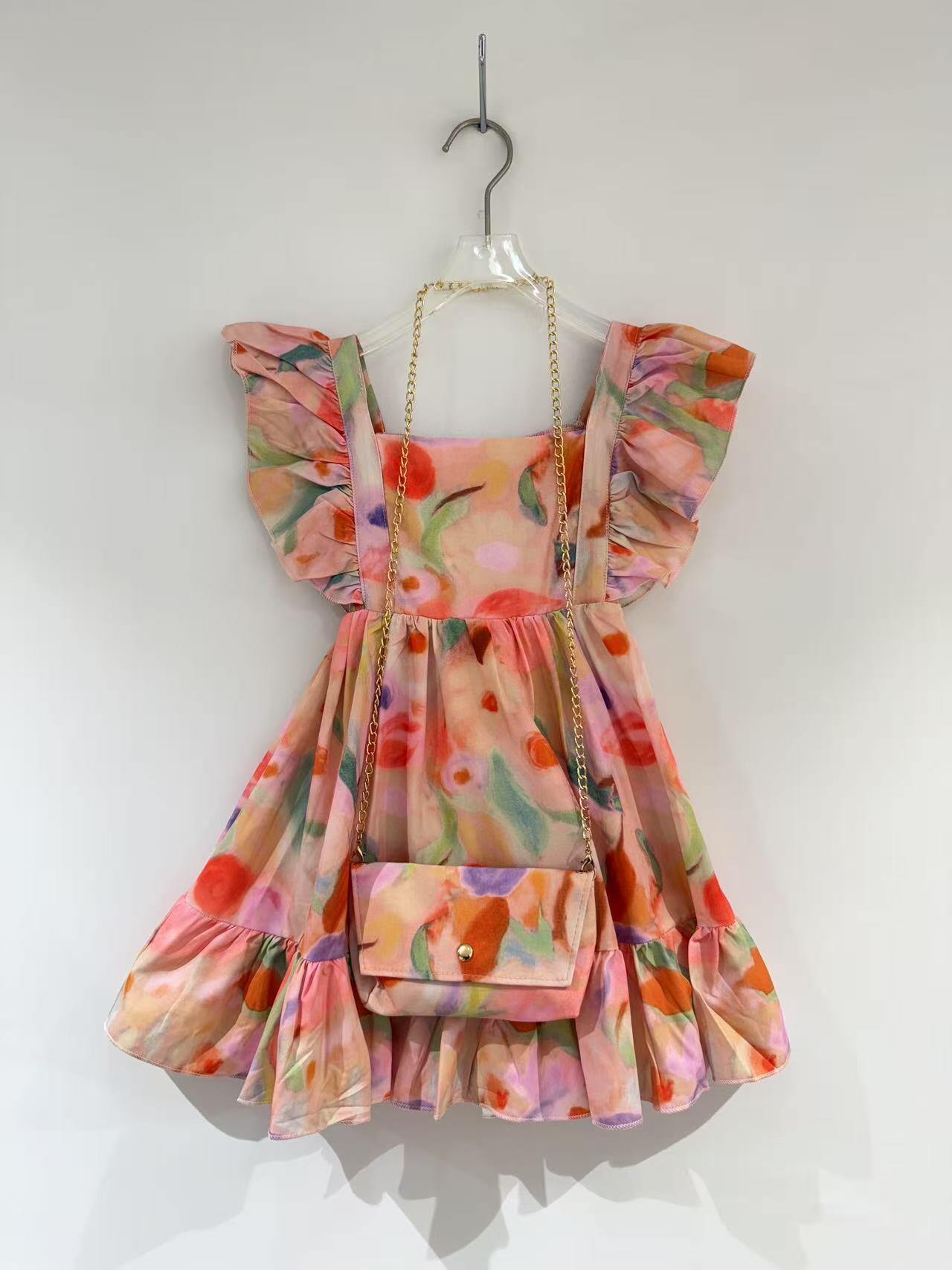 Großhändler Fiona & Co - Mädchenkleid mit Rüschenärmeln und gesmoktem Rücken, Blumenmuster und passender Tasche