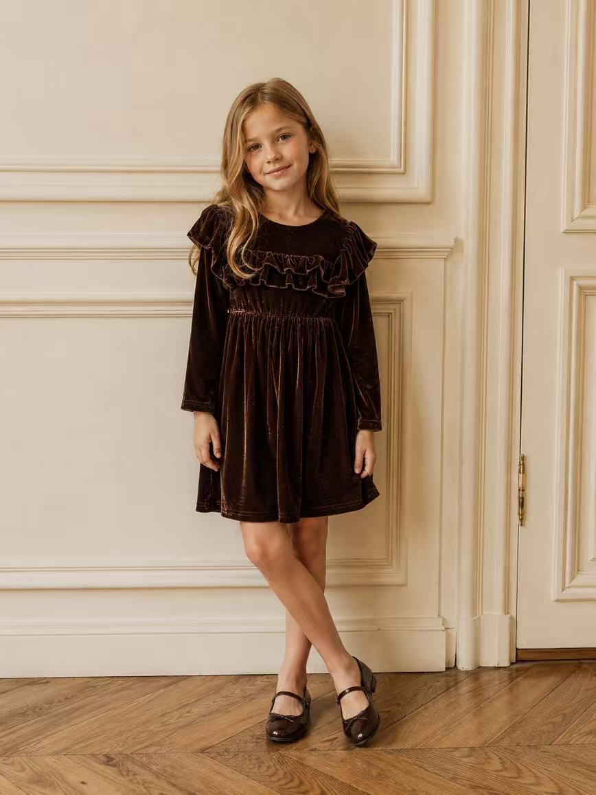 Mayorista Fiona & Co - Vestido de niña con mangas largas y volantes en terciopelo suave Mayorista Fiona & Co - Vestido de niña con mangas largas y volantes en terciopelo suave