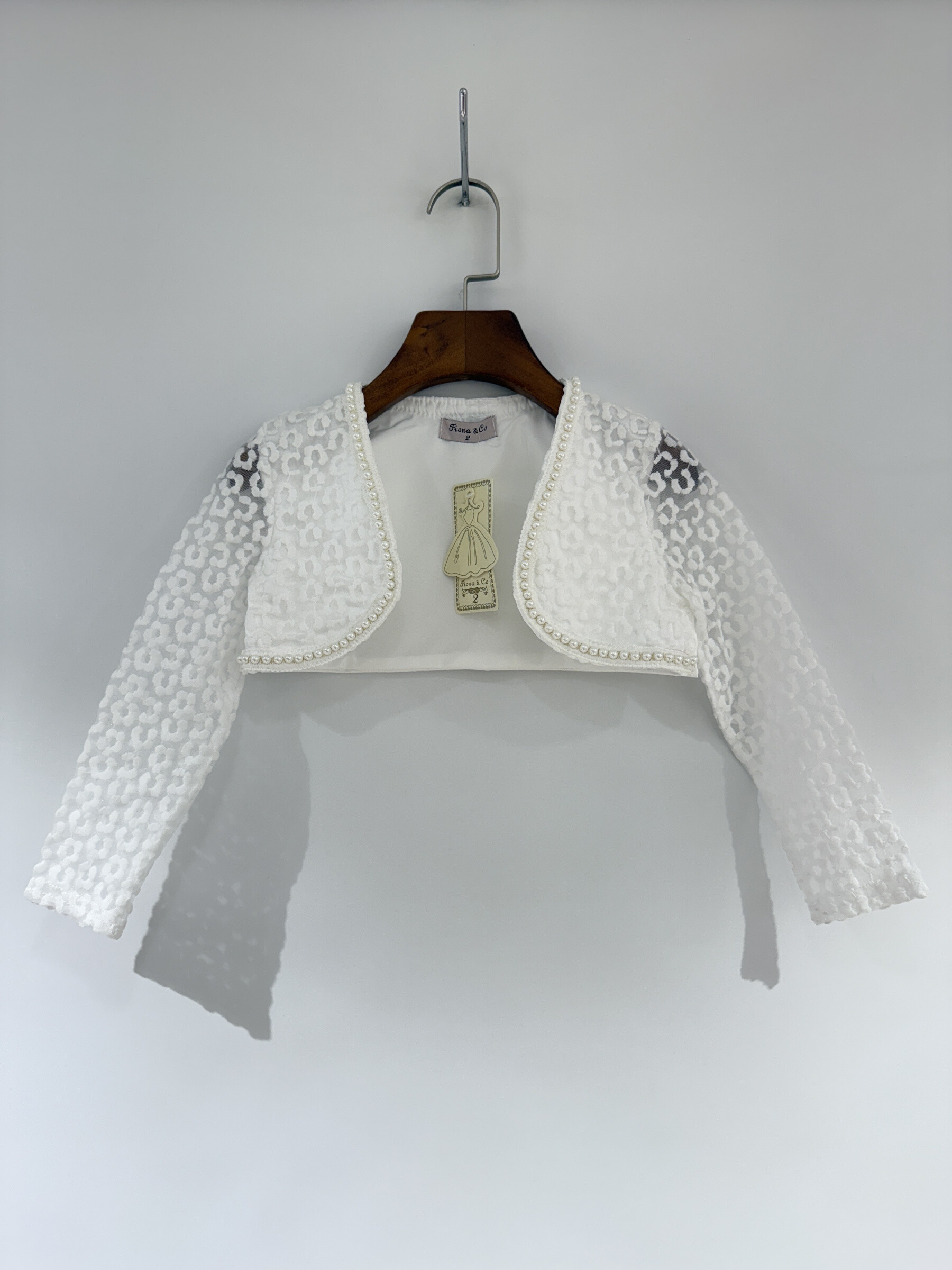 Grossiste Fiona & Co - Boléro en dentelle motif fleurs avec détails perles