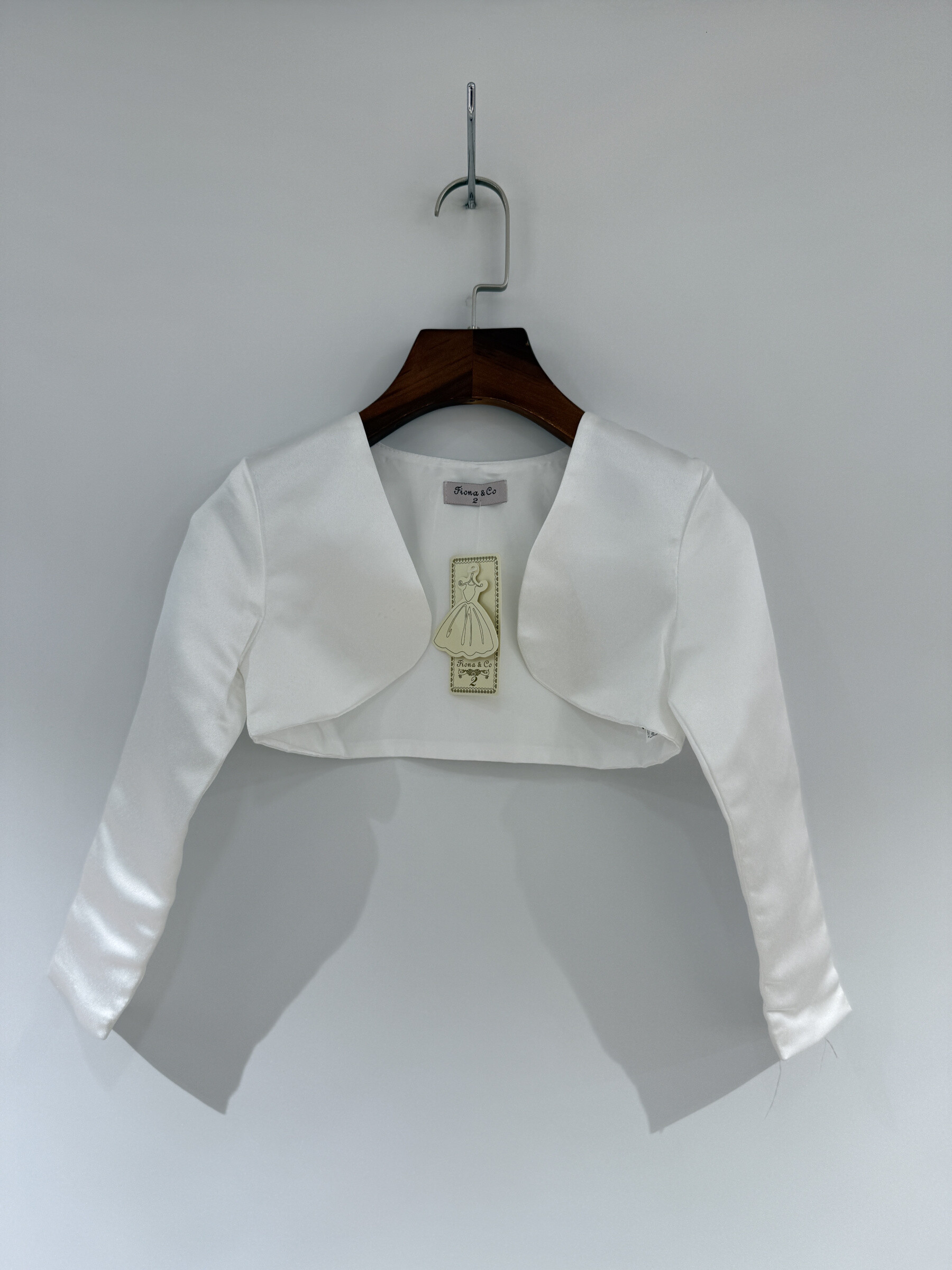 Grossista Fiona & Co - Maniche lunghe di raso bolero foderato