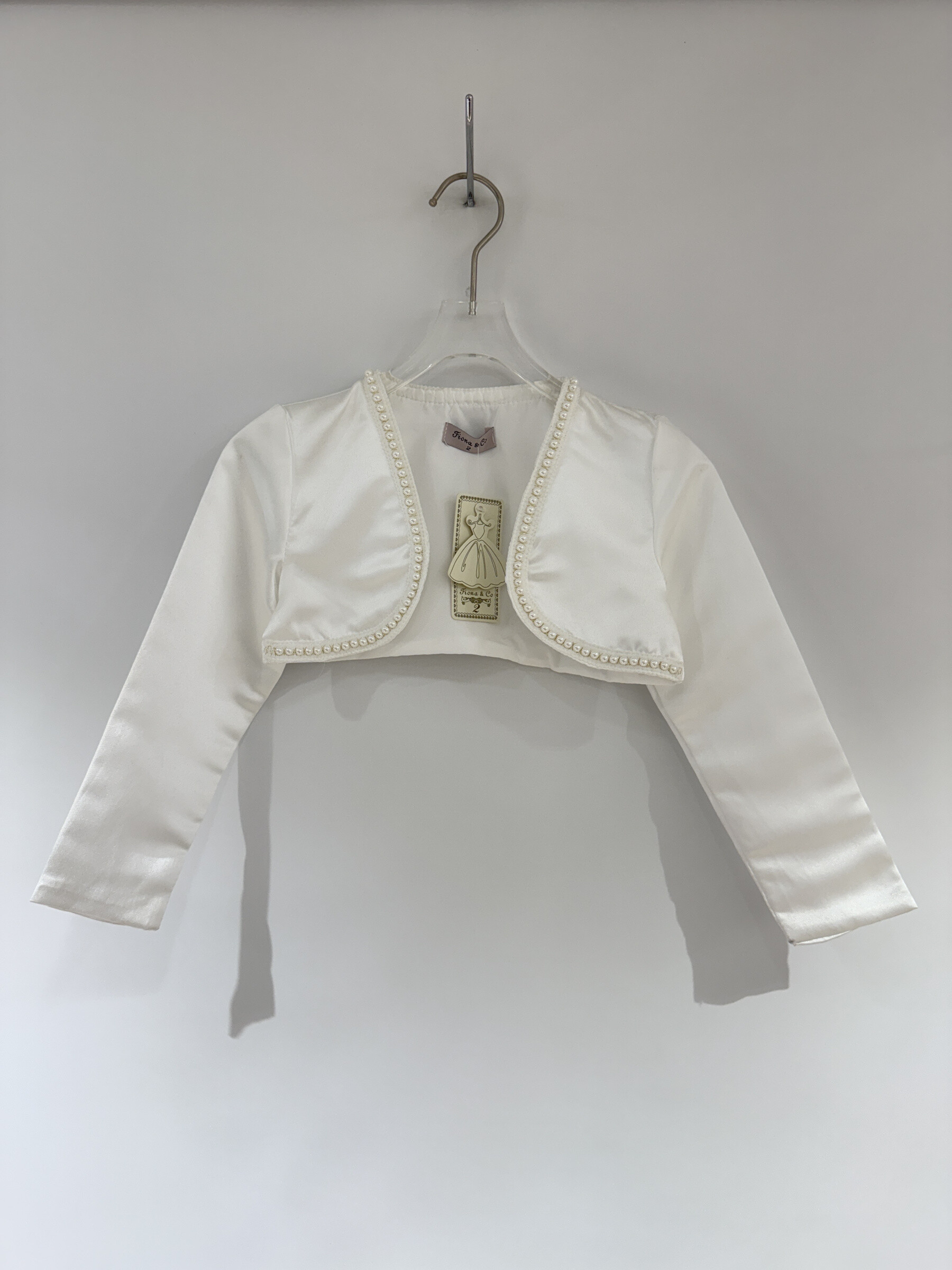 Grossiste Fiona & Co - Boléro satin avec détails perles
