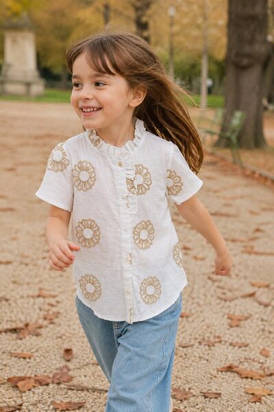 Mayorista Grasstar - Blusa de niña con flores bordadas y cuello con volantes Mayorista Grasstar - Blusa de niña con flores bordadas y cuello con volantes