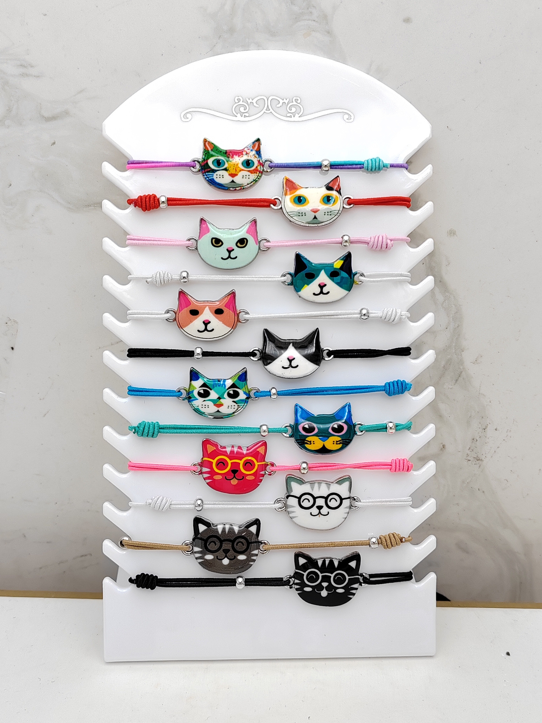Grossiste I.L JOLI B - Plaquette de 12 bracelets élastique motif chat multicolores en métal fantaisie