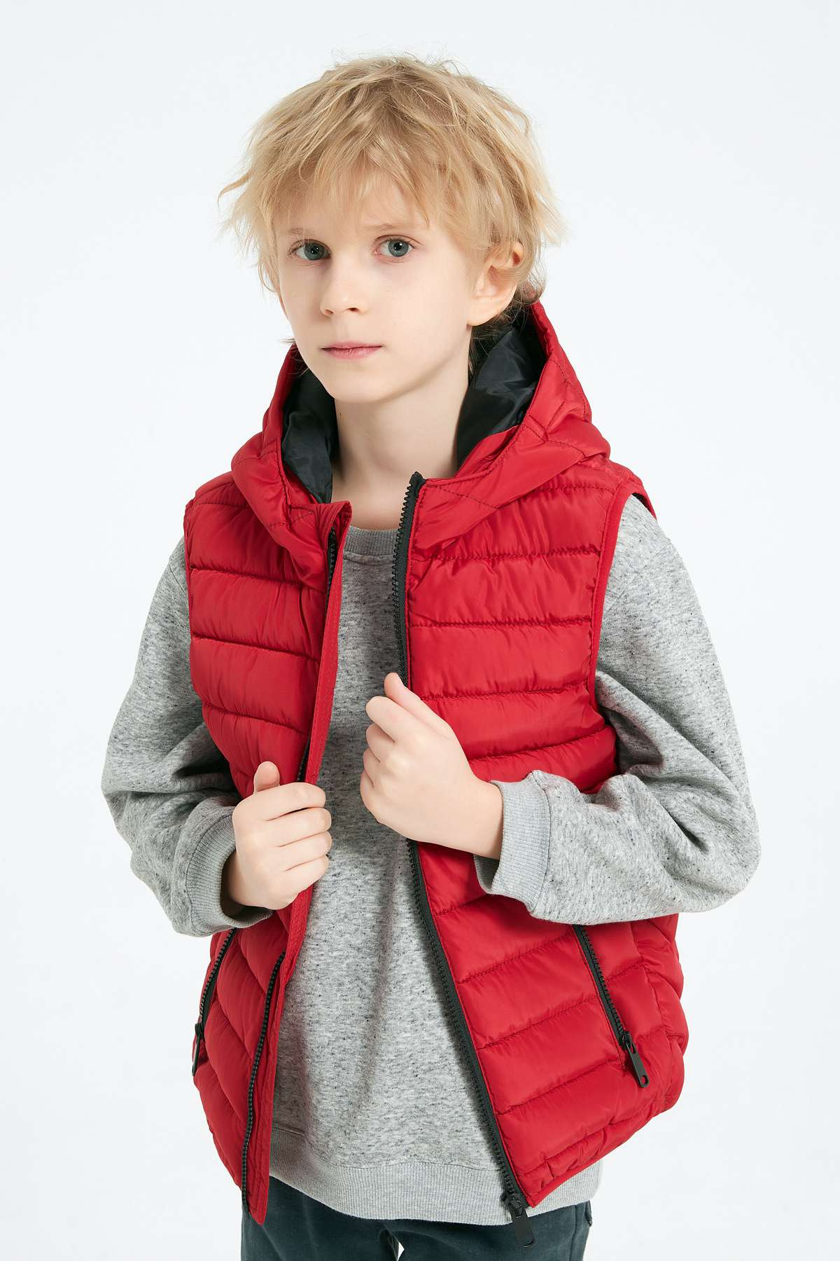 Grossiste KYMAXX - Doudoune enfant unie sans manches avec capuche