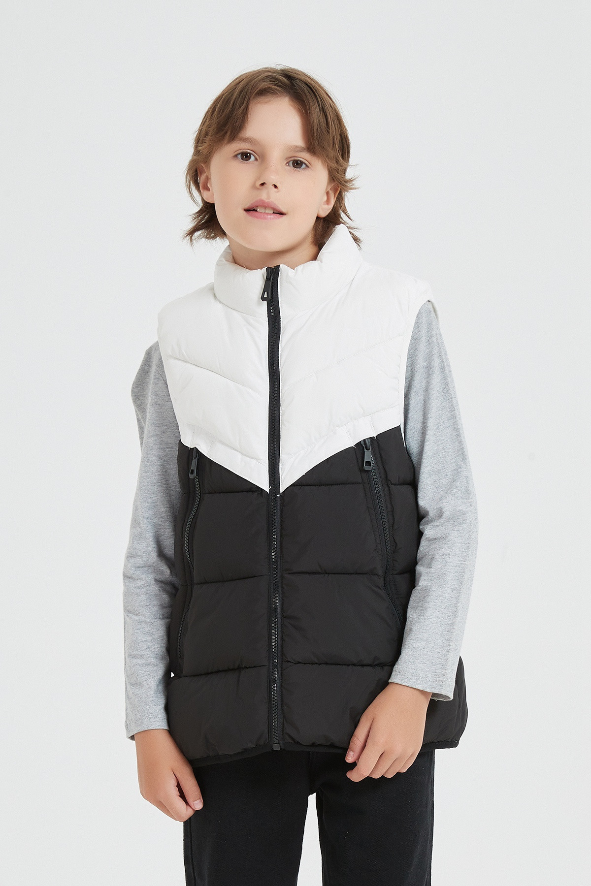 Grossiste KYMAXX - Doudoune enfant bicolore sans manches avec capuche