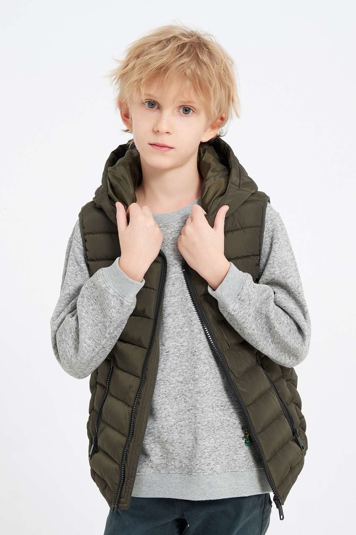 Grossiste KYMAXX - Doudoune enfant unie sans manches avec capuche