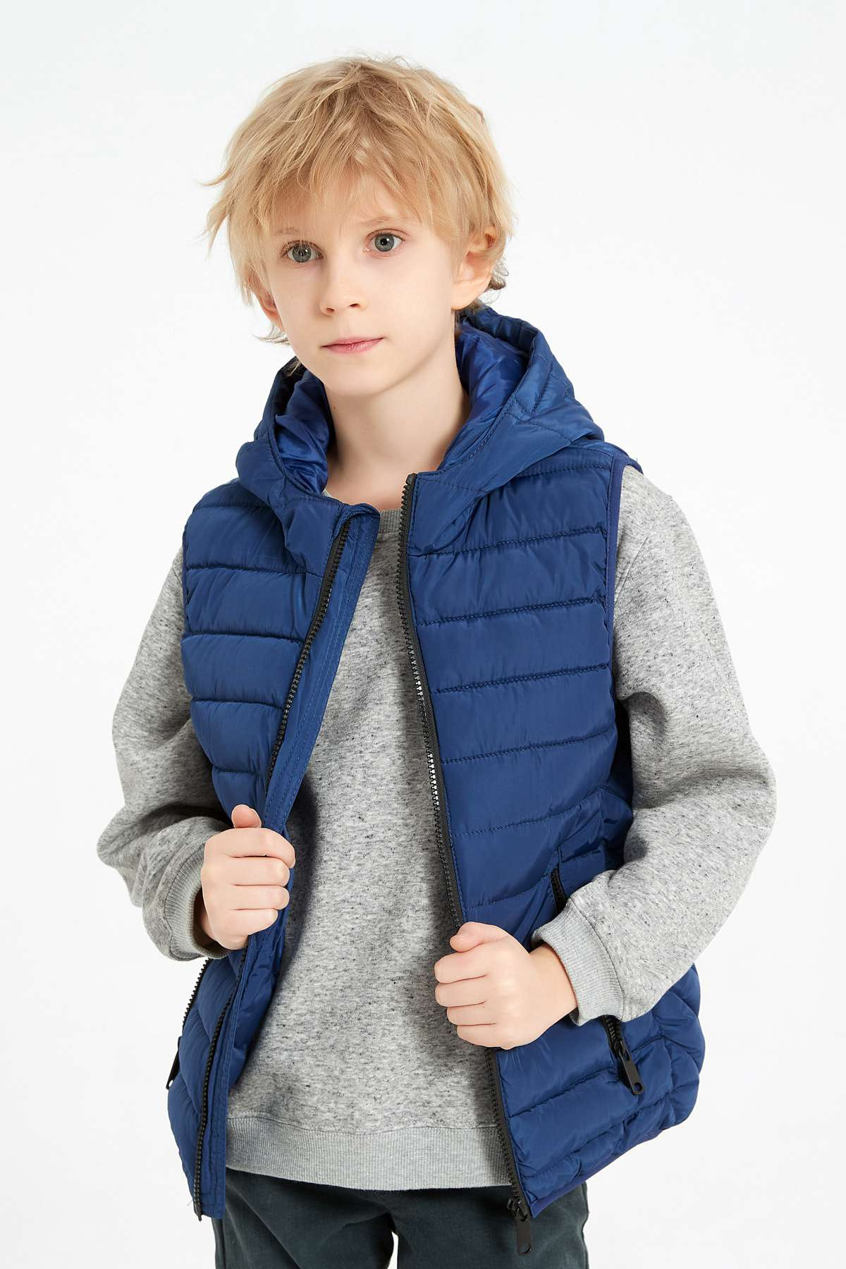 Grossiste KYMAXX - Doudoune enfant unie sans manches avec capuche