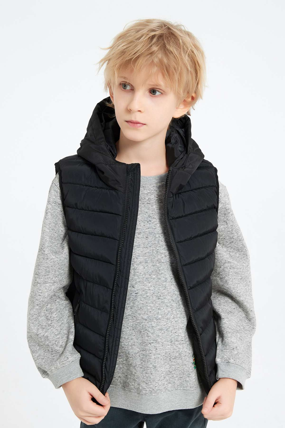 Grossiste KYMAXX - Doudoune enfant unie sans manches avec capuche